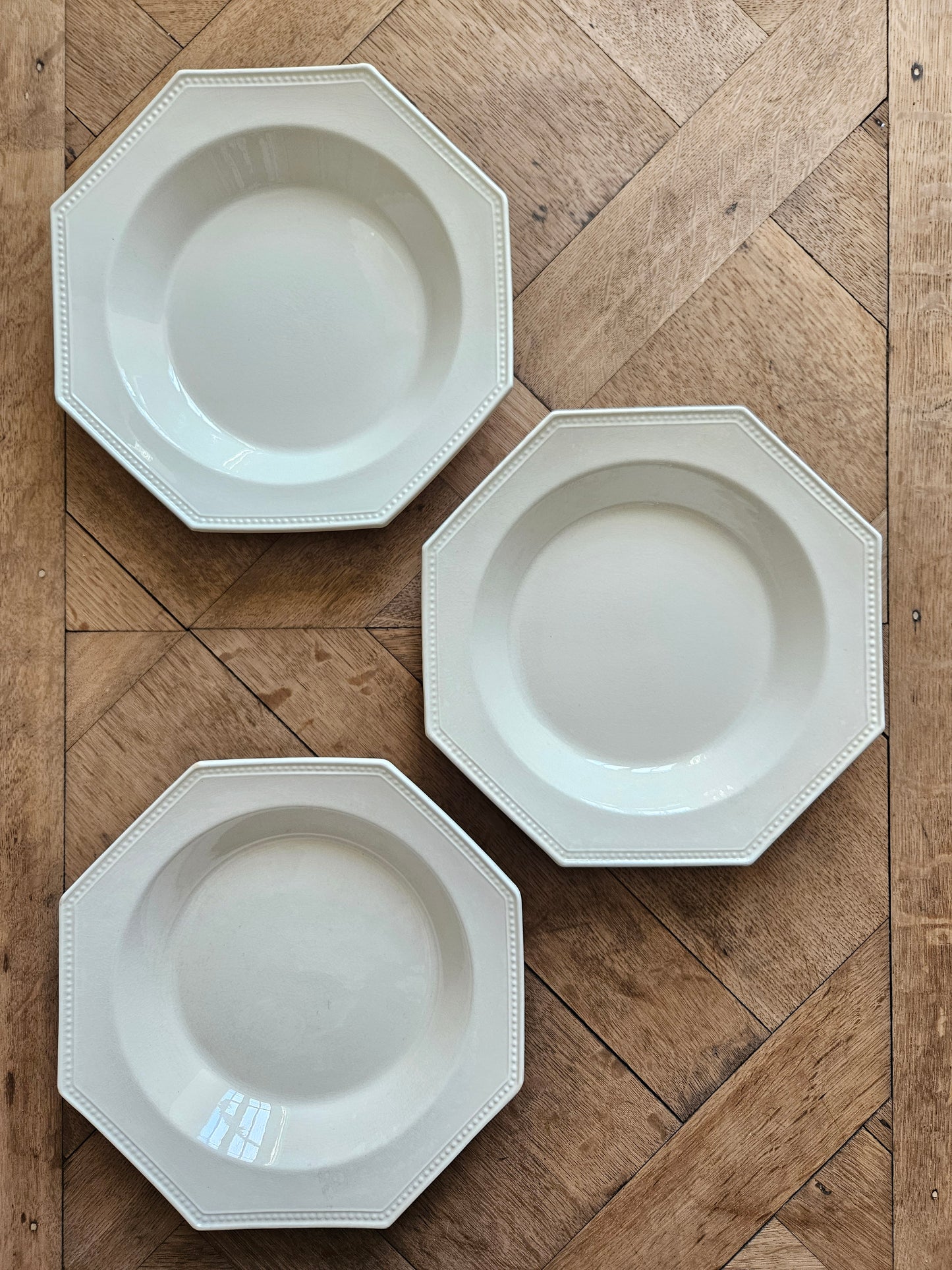 Assiettes creuses anciennes. Forme octogonale, décor perlé. Manufacture Montereau