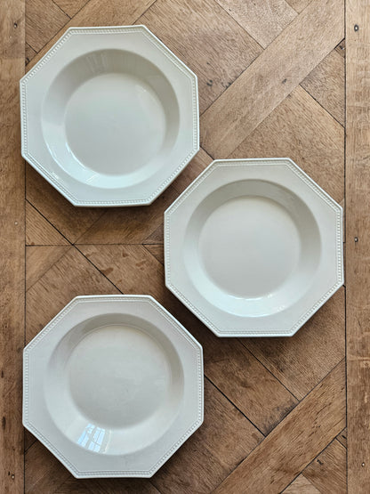 Assiettes creuses anciennes. Forme octogonale, décor perlé. Manufacture Montereau