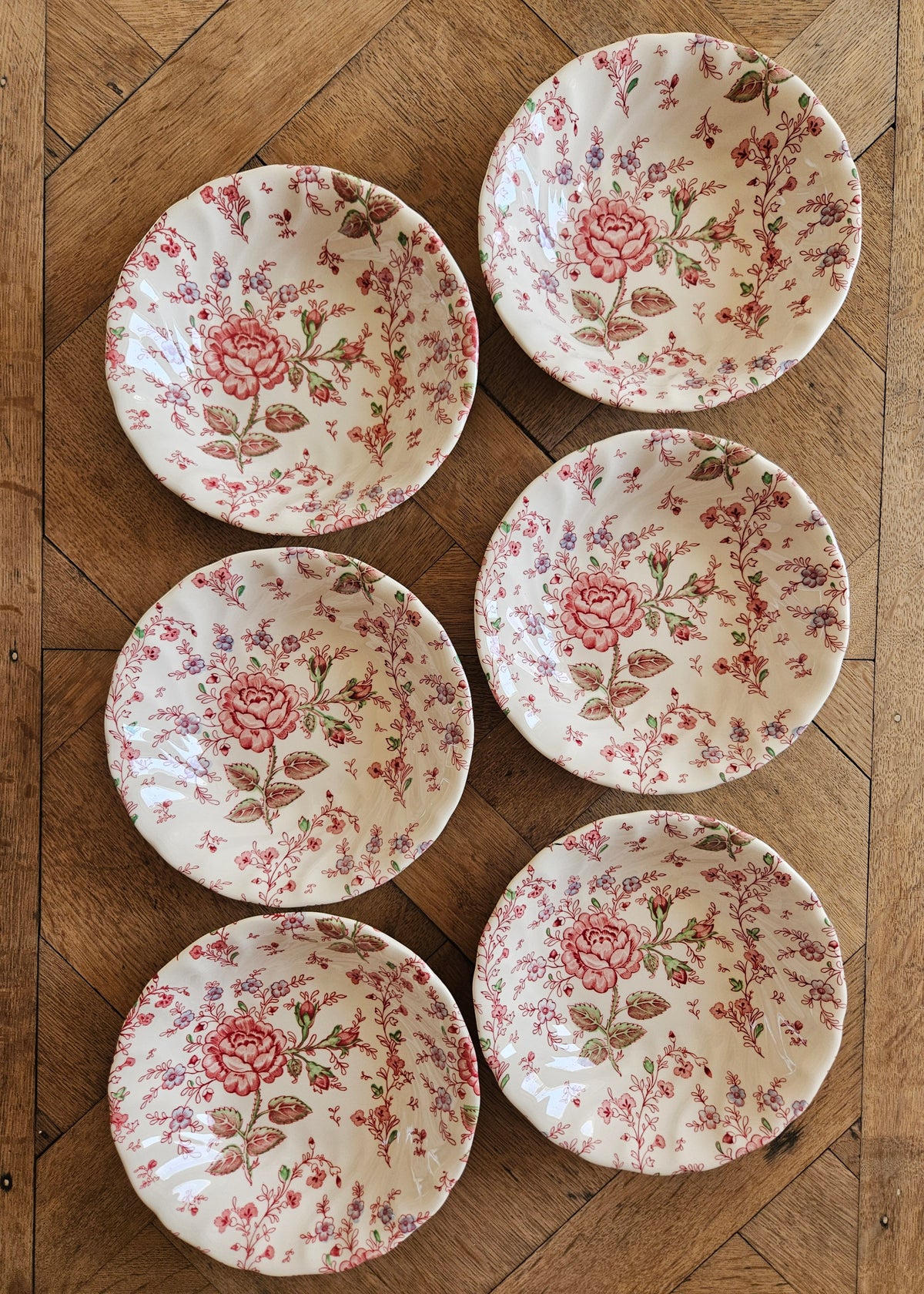 Lot de 6 assiettes creuses forme calotte vintage Johnson Brothers collection Rose Chintz. Vaisselle vintage spéciale lave-vaisselle et micro-ondes. Style shabby chic aux petites fleurs et roses. Made in England.