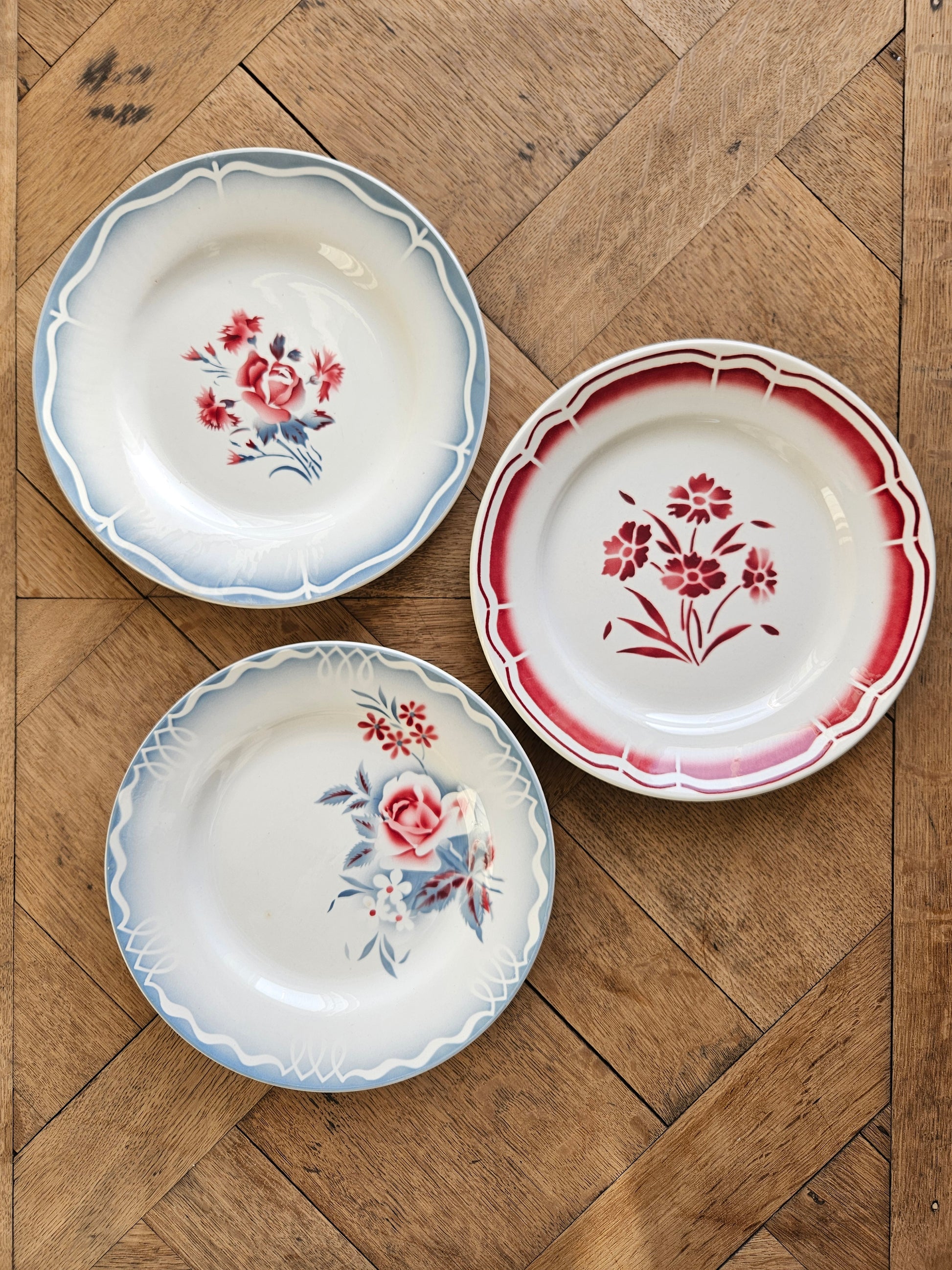 Mix and match de 3 modèles d’assiettes plates vintage.
Décors rouges et bleus. Digoin, Olga et Nina Rosa. Fenal Badonviller aux fleurs rouges.