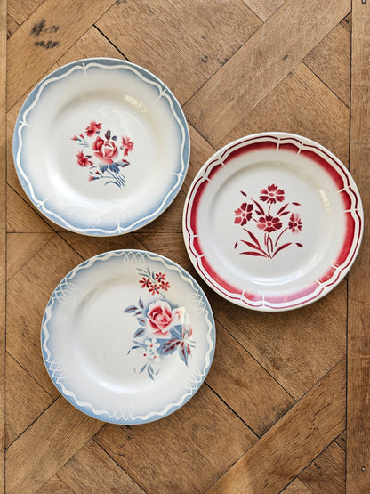 Mix and match de 3 modèles d’assiettes plates vintage.
Décors rouges et bleus. Digoin, Olga et Nina Rosa. Fenal Badonviller aux fleurs rouges.
