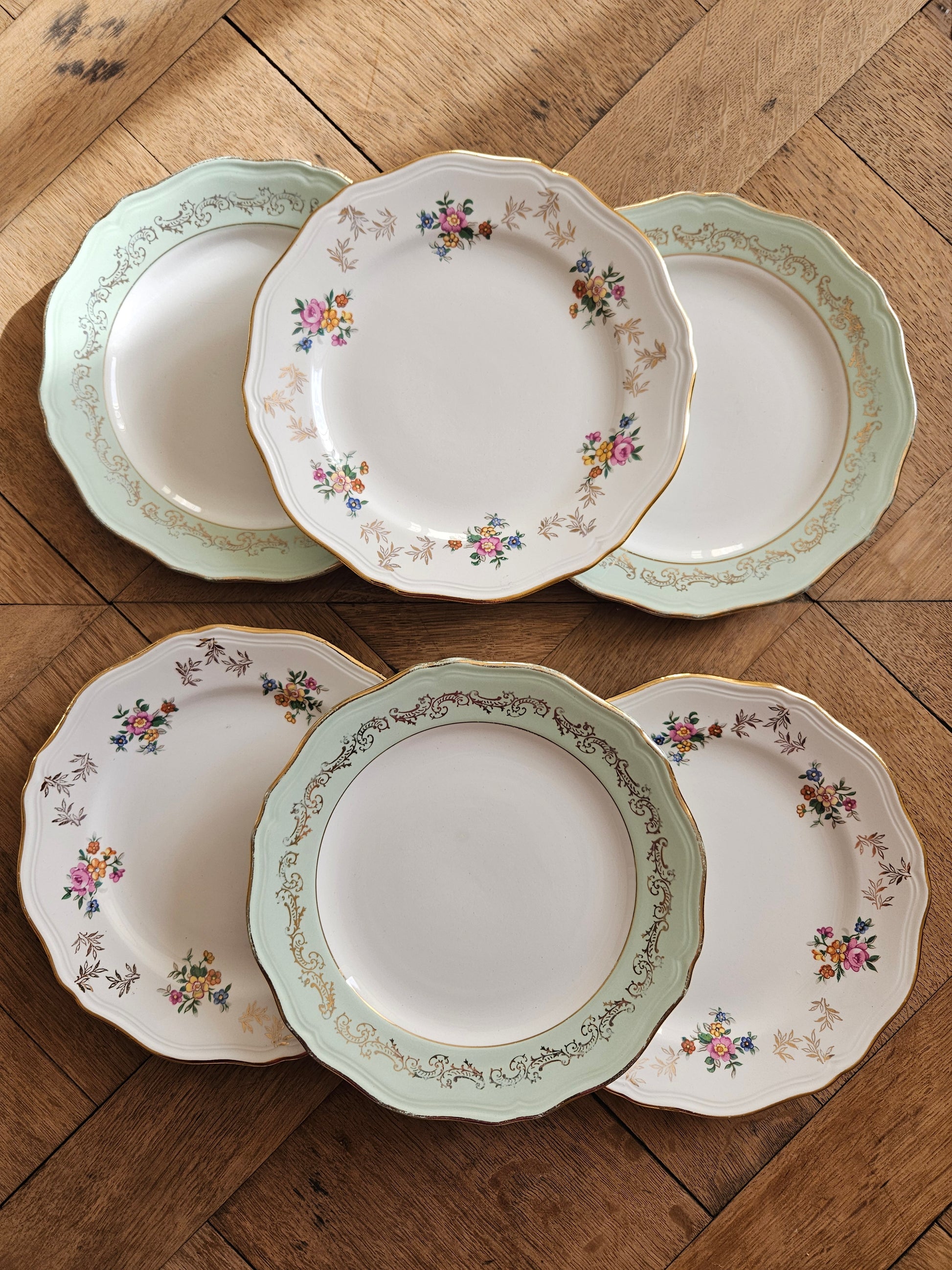 Lot de 6 assiettes à dessert vintage dépareillées L’Amandinoise. Vert d’eau, petites fleurs et dorure. Style shabby chic. 