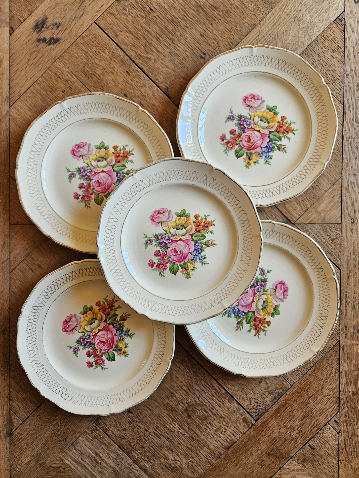Lot de 5 assiettes à dessert anciennes ceranord st amand dubary. Décor fleuri shabby chic.