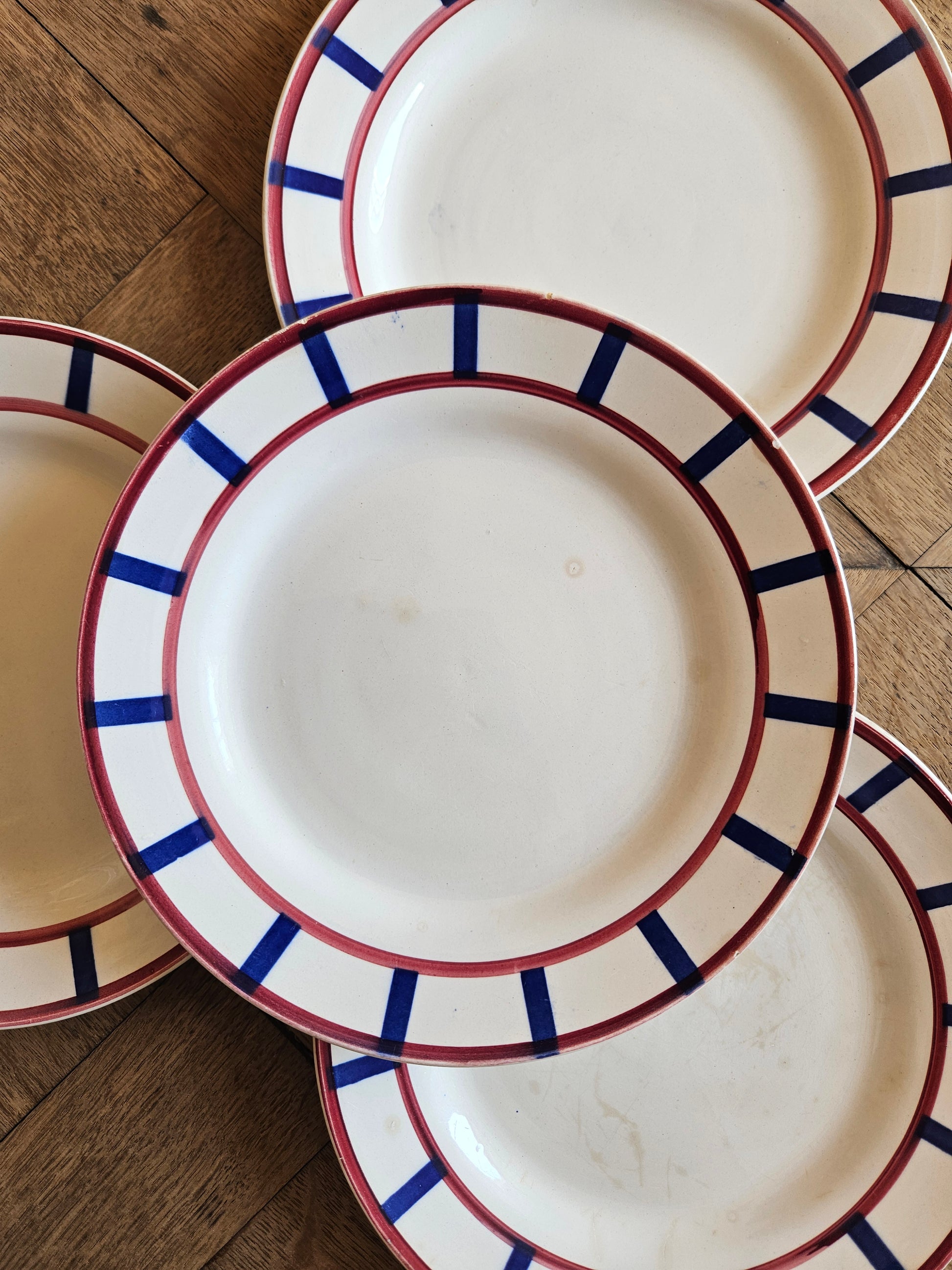 Assiettes à dessert vintage décor basque rouge et bleu