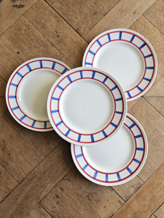 Lot de 4 assiettes à dessert vintage au décor basque. Moulin des loups.