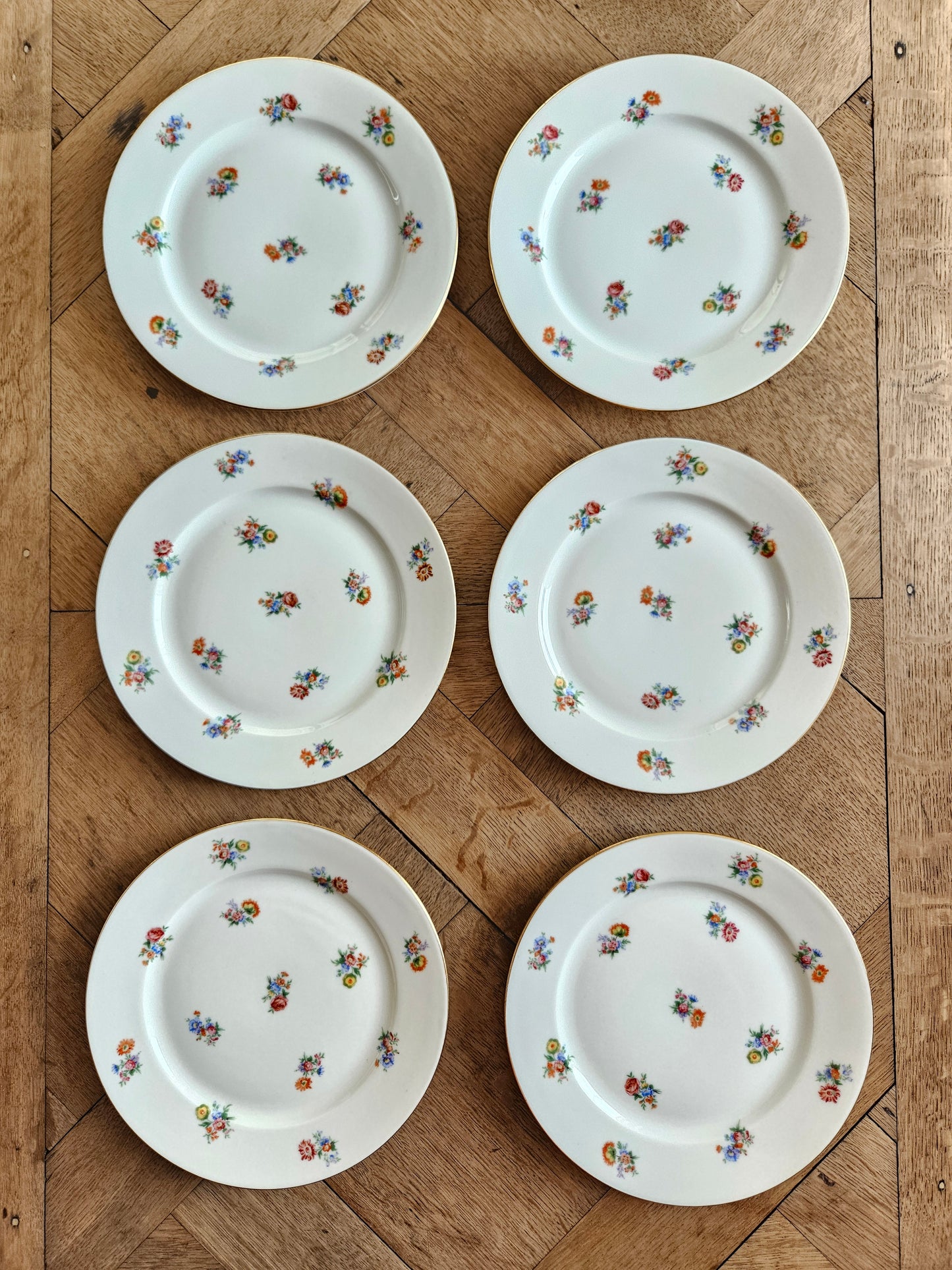Lot de 6 assiettes à dessert vintage en porcelaine. Décor fleuri shabby chic.