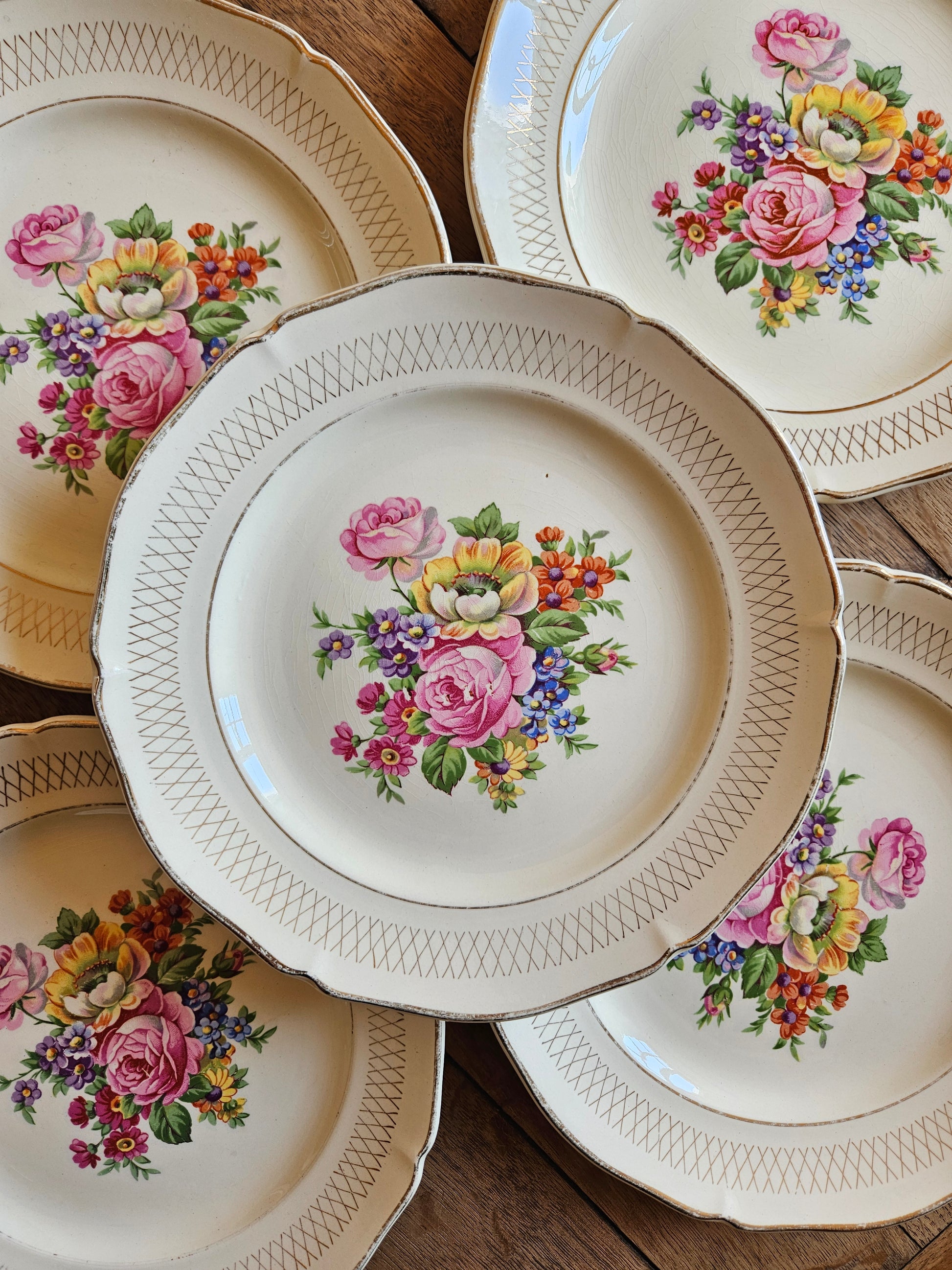 Assiettes à dessert style shabby chic. Ceranord St Amand modèle Dubary. Fleurs.
