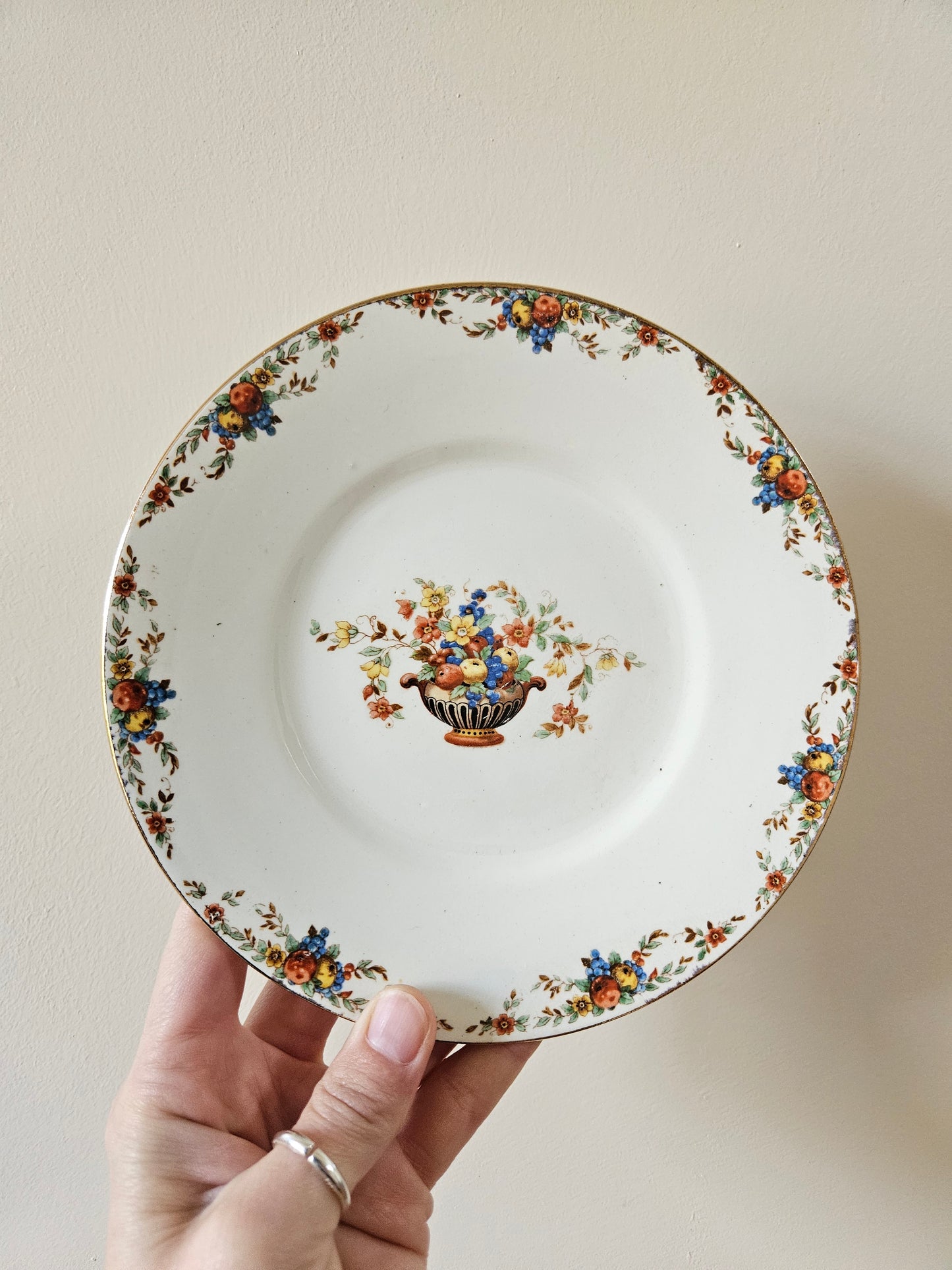 Assiettes à dessert Faïencerie d’Onnaing. Decor corbeille de fruits et fleurs.