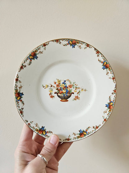 Assiettes à dessert Faïencerie d’Onnaing. Decor corbeille de fruits et fleurs.