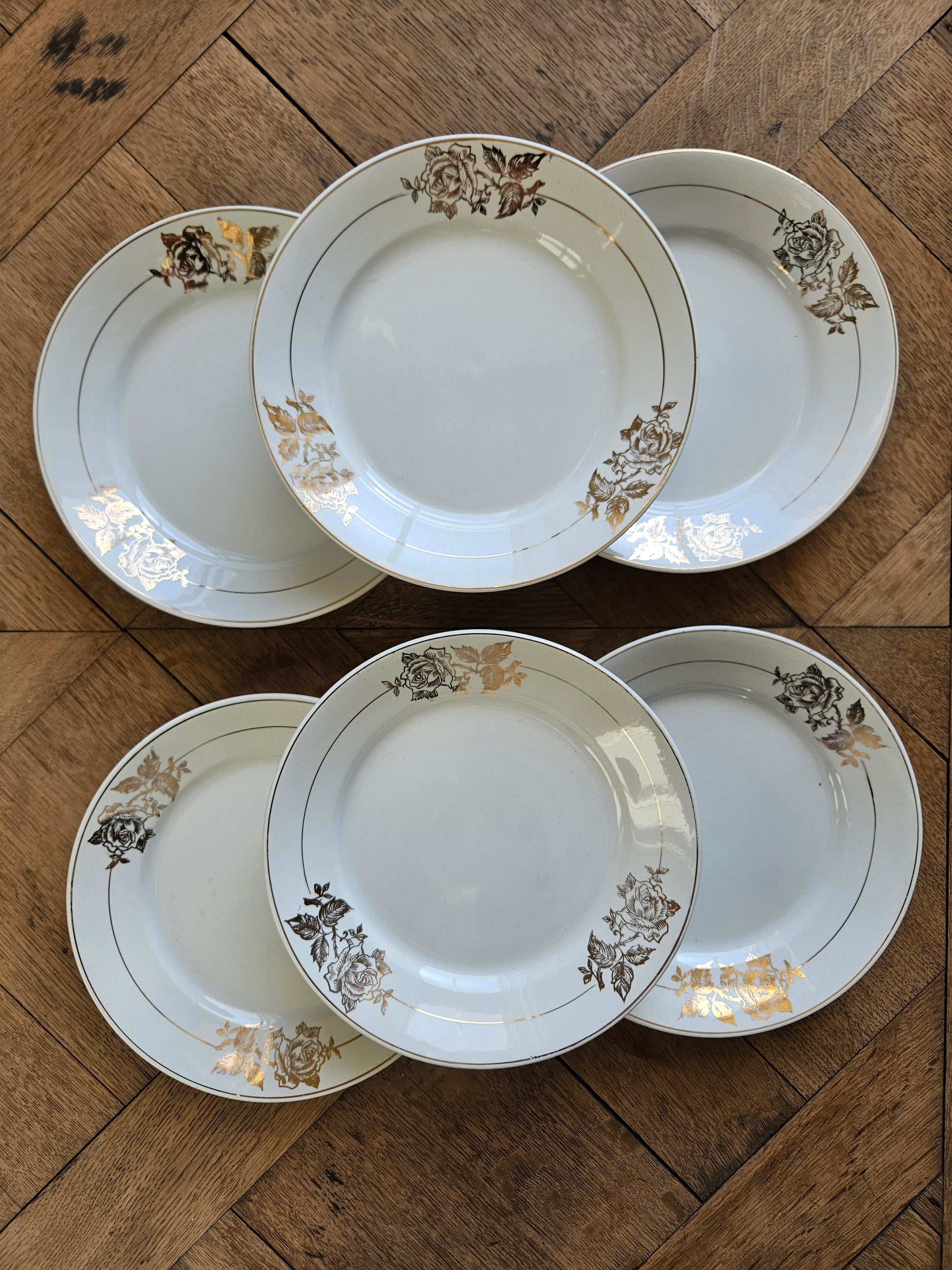 Lot de 6 assiettes à dessert vintage San Claudio Oviedo. Décor de roses dorées.