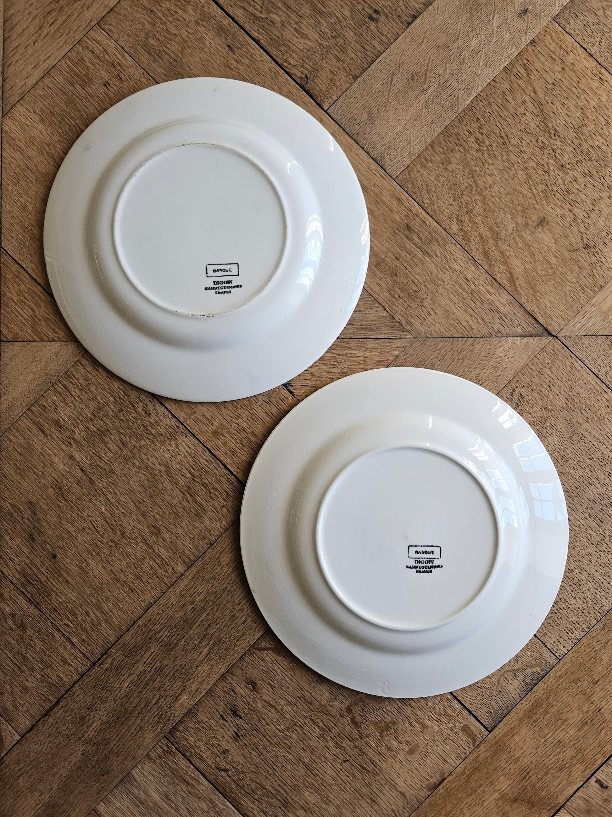 Assiettes anciennes estampillées Digoin Sarreguemines Basque