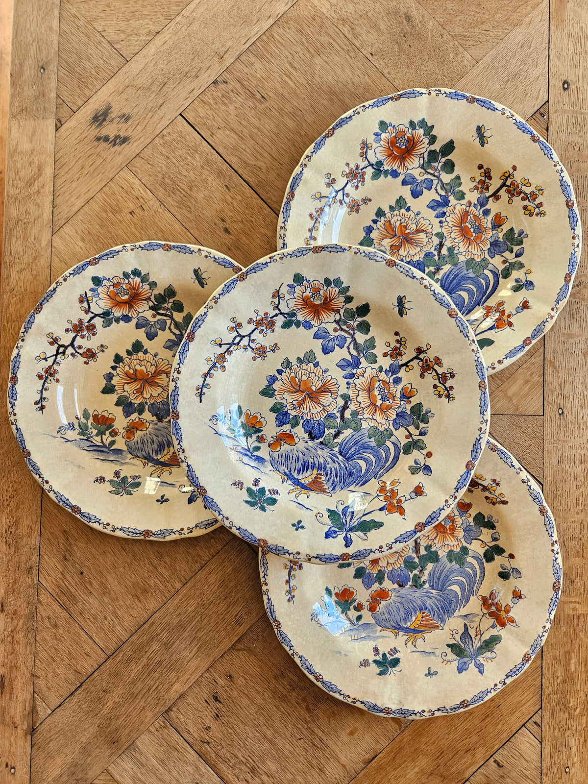 Assiettes creuses Gien, coq et pivoines (défauts)