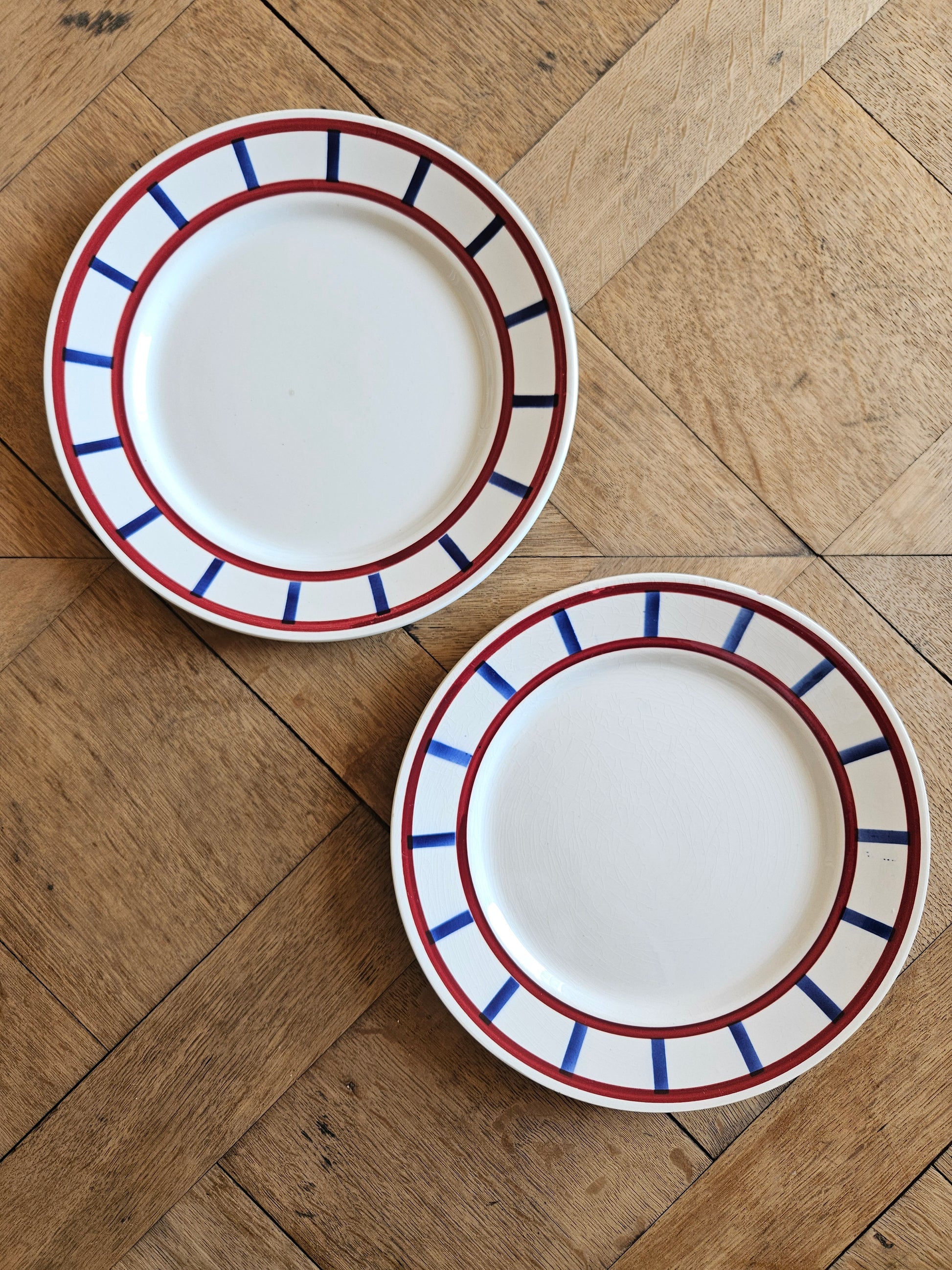 Assiettes anciennes décor basque. HBCM Montereau, modèle Béarn.