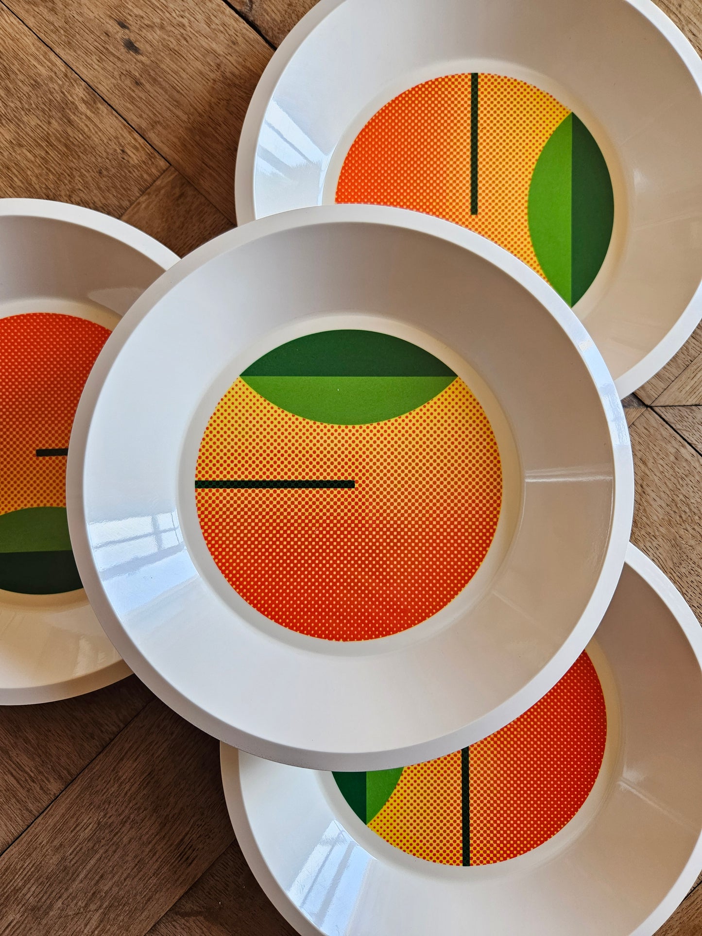 Assiettes retro en mélamine pour camping en mode vintage. 