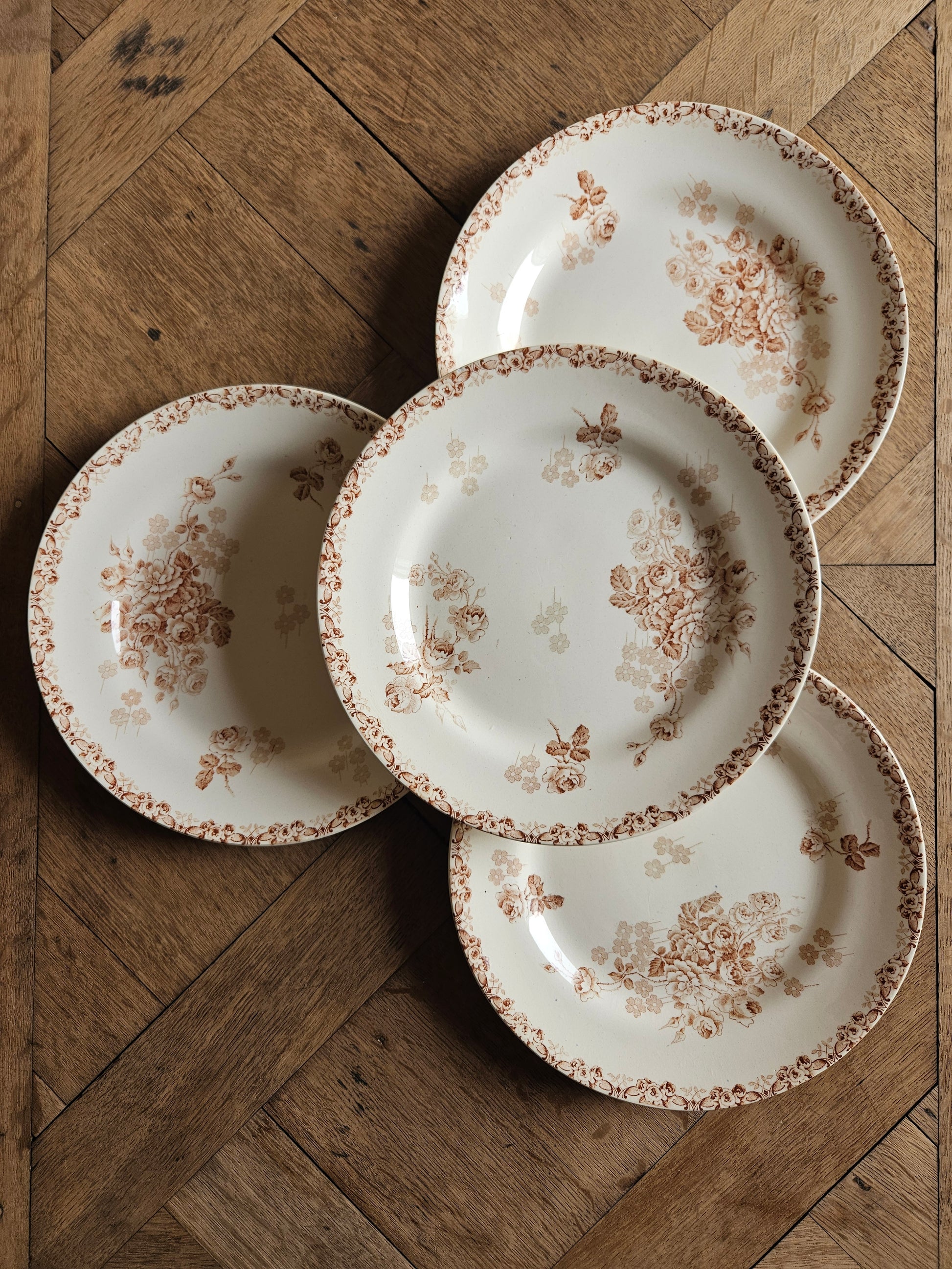 Lot de 4 assiettes plates anciennes en terre de fer. Manufacture Hippolyte Boulenger Choisy-le-Roi. Modèle Lucie, couleur sépia. 