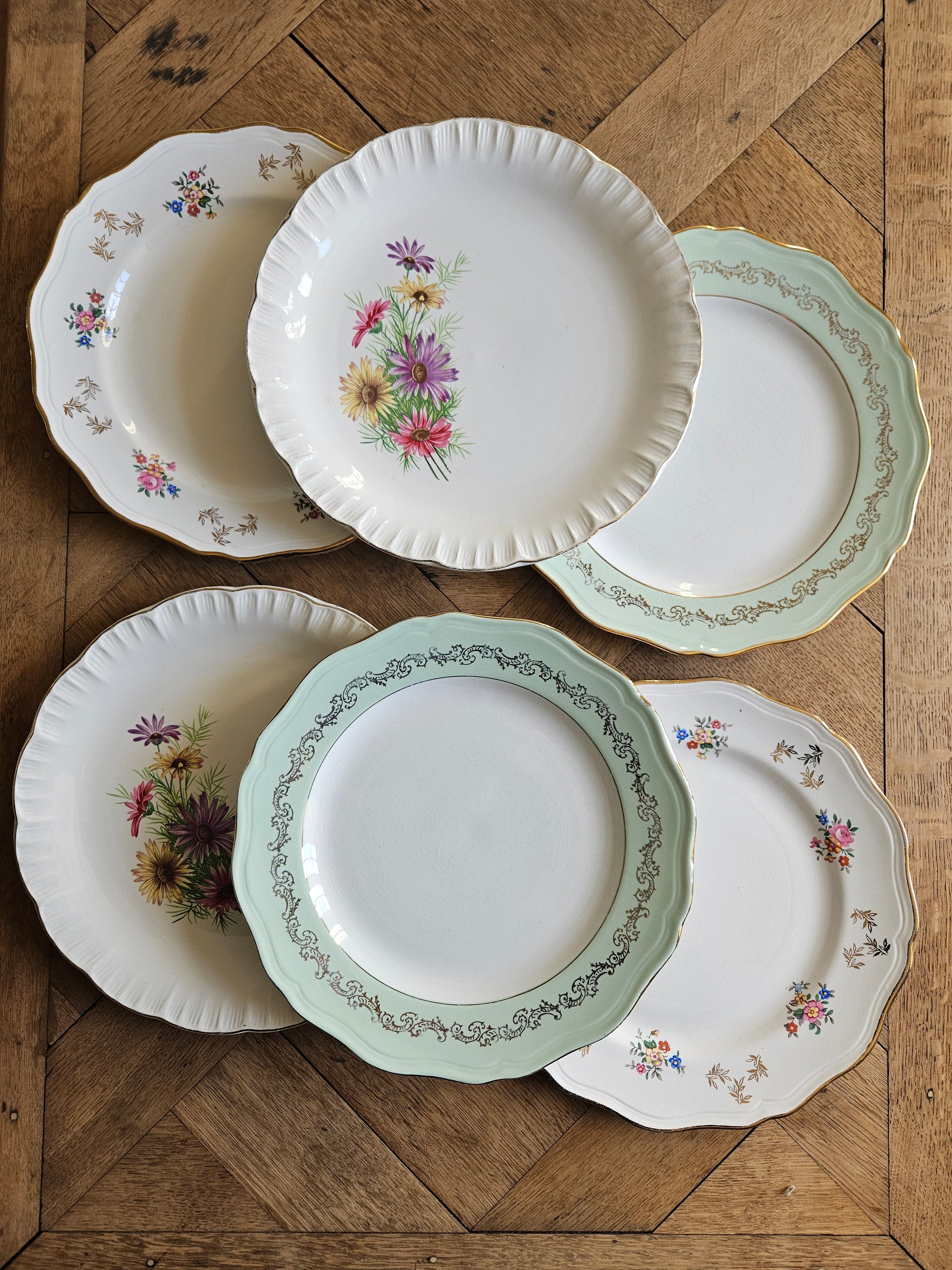 Assortiment de 6 assiettes plates vintage dépareillées. 
Liseré vert mint, fleurs et dorure. Style shabby chic. L’Amandinoise 1080, L’Amandinoise 9708
et Digoin Roméo. Mix and match.