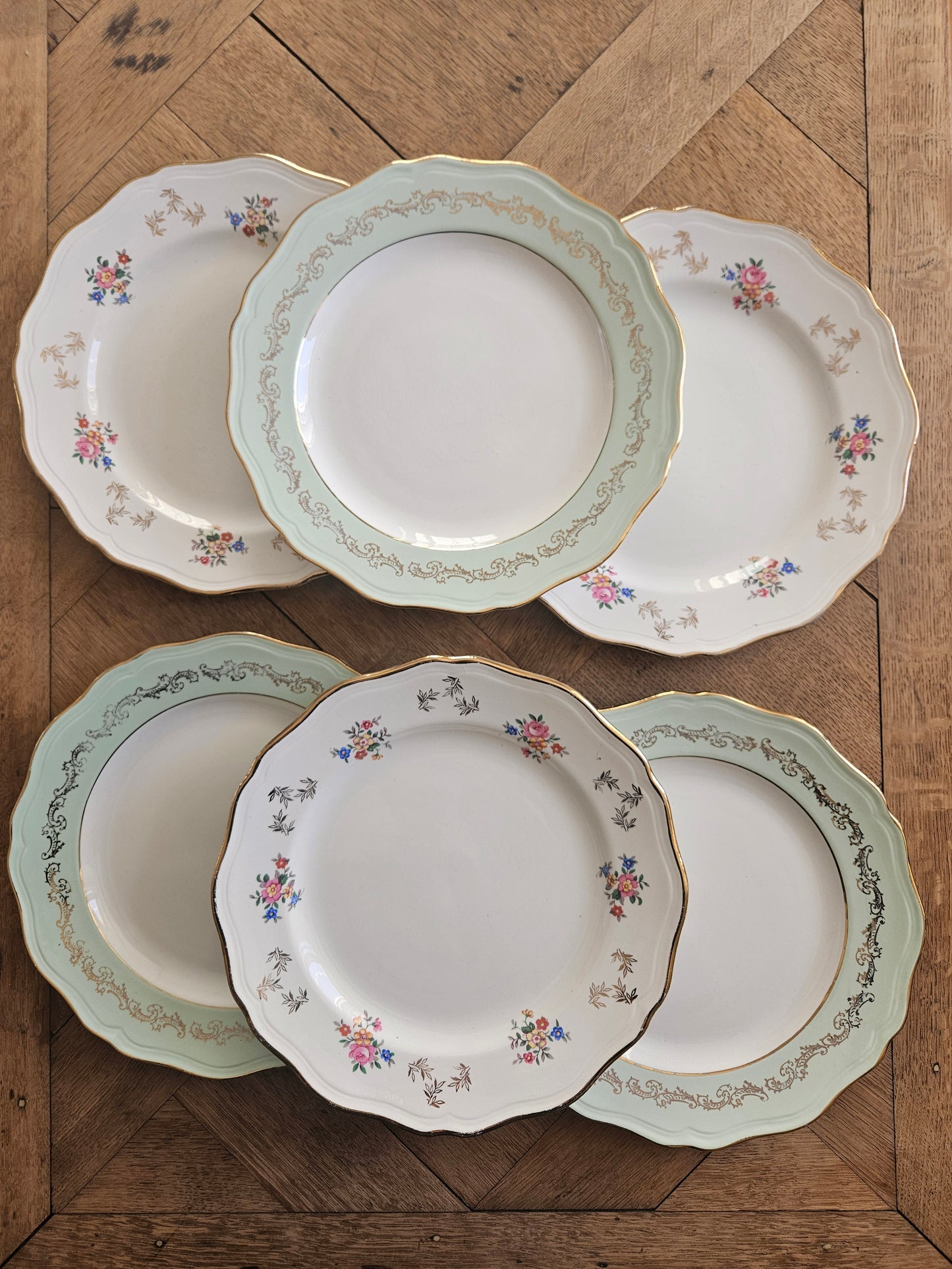 Lot de 6 assiettes plates anciennes dépareillées. Style shabby chic. L’amandinoise. Décor vert d’eau, petites fleurs et dorure.