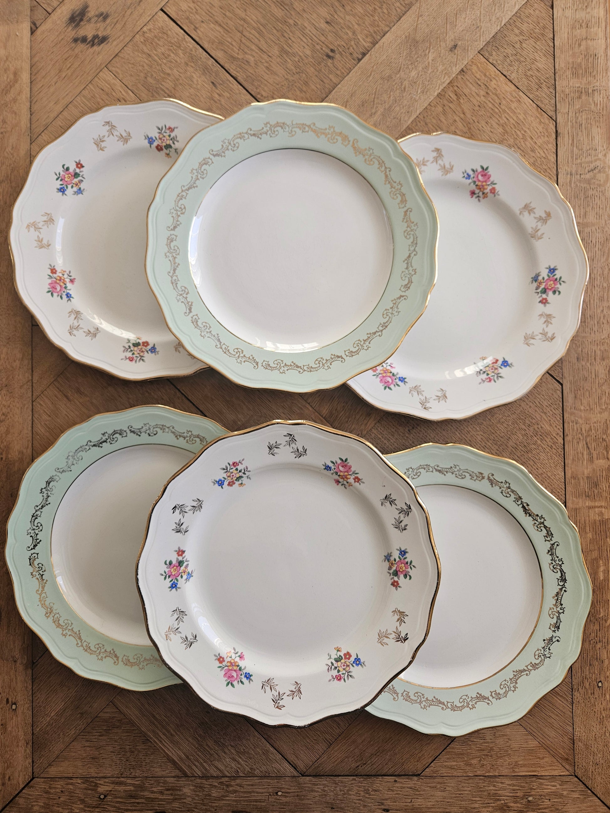 Lot de 6 assiettes plates anciennes dépareillées. Style shabby chic. L’amandinoise. Décor vert d’eau, petites fleurs et dorure.