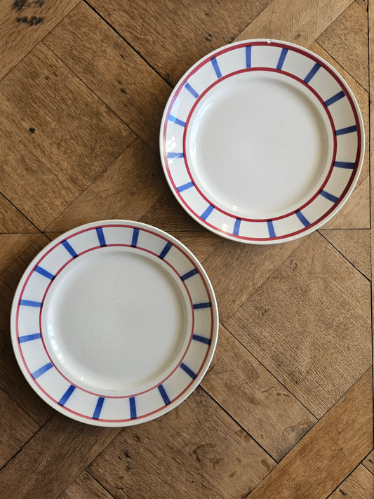 Lot de 2 assiettes plates anciennes Moulin des Loups. Décor basque. Vaisselle vintage campagne. 