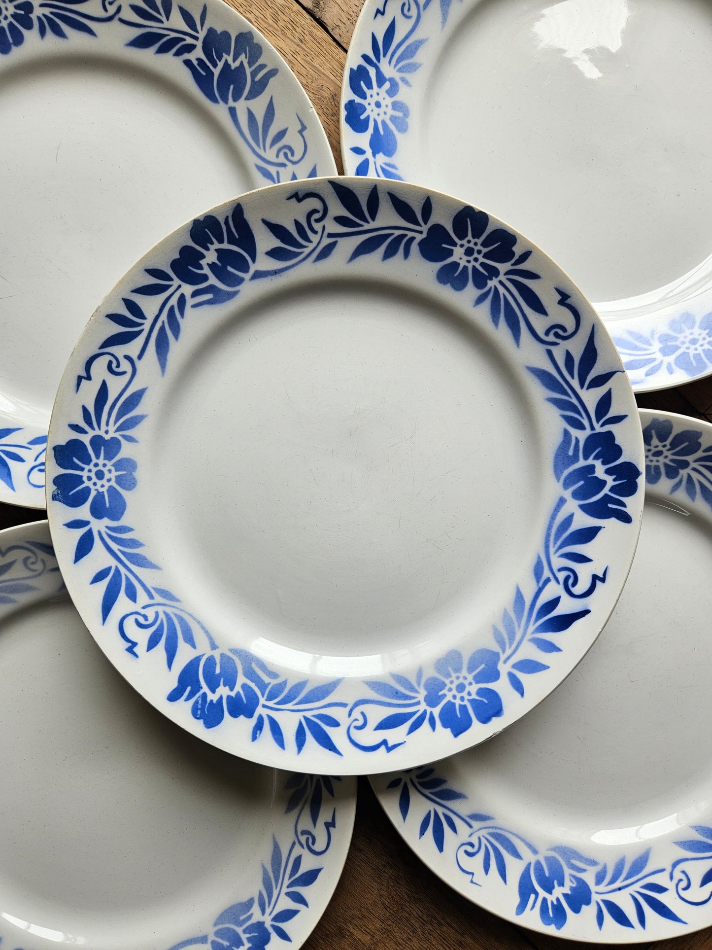 Assiettes plates vintage Moulin des Loups décor fleurs bleues