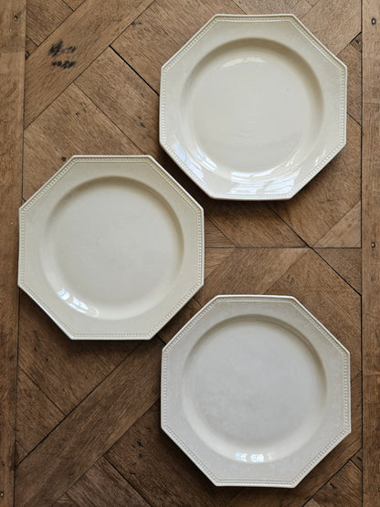 Lot de 6 assiettes plates anciennes Montereau.
Forme octogonale. Frise de perles sur le marli. Couleur ivoire.