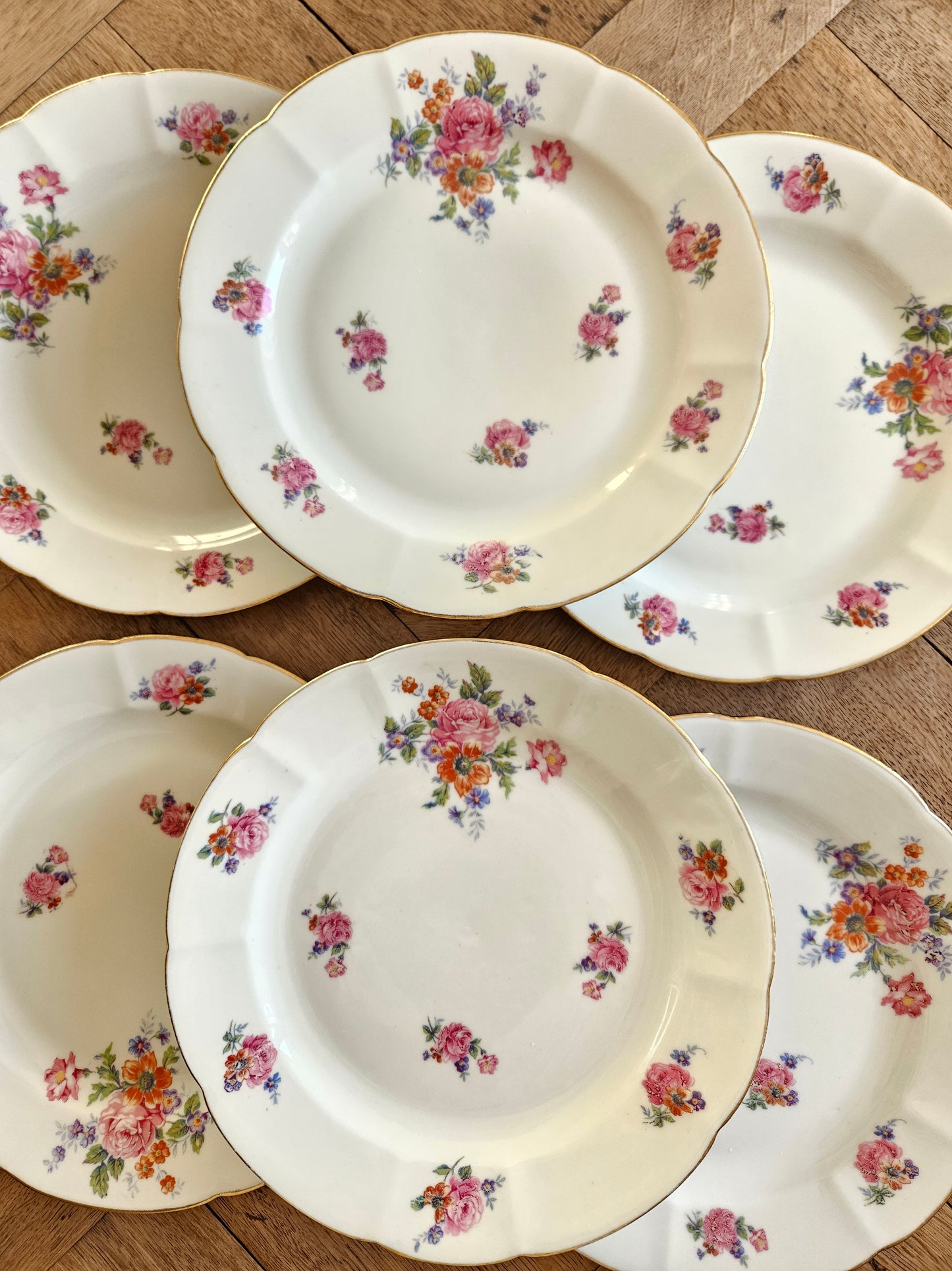 Lot d’assiettes plates anciennes au décor fleuri shabby chic. Porcelaine vintage.