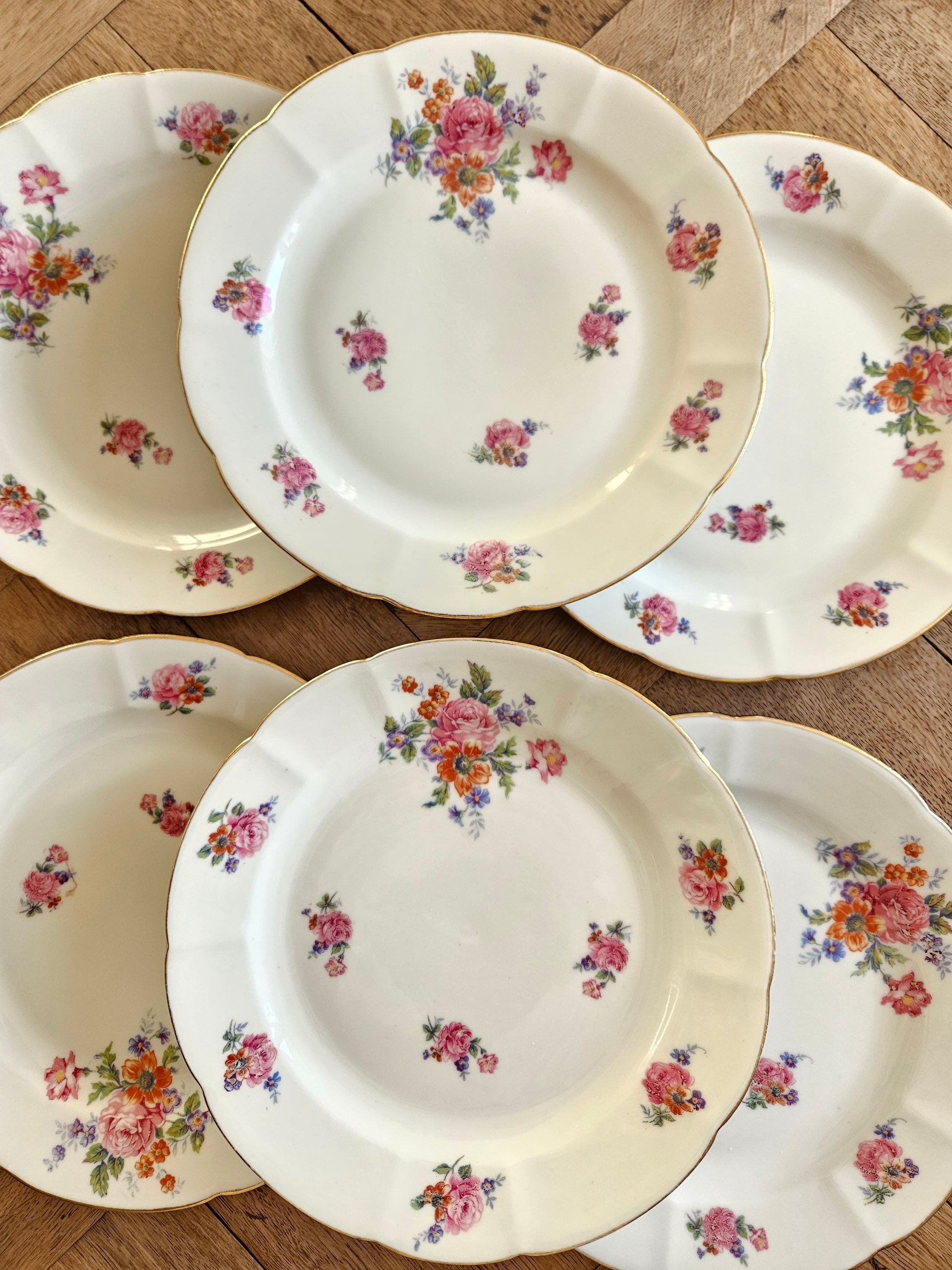 Lot d’assiettes plates anciennes au décor fleuri shabby chic. Porcelaine vintage.