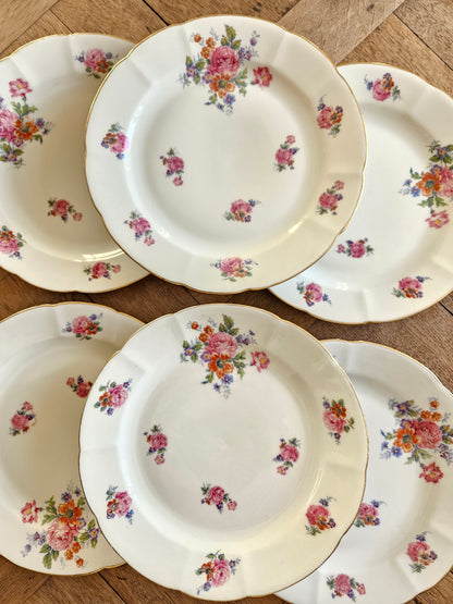 Lot d’assiettes plates anciennes au décor fleuri shabby chic. Porcelaine vintage.