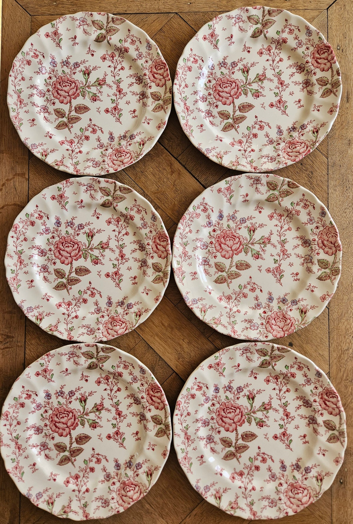 Set de 6 assiettes plates vintage Johnson Brothers collection Rose Chintz. Vaisselle vintage spéciale lave-vaisselle et micro-ondes. Style shabby chic aux petites fleurs et roses. Très girly. Made in England.