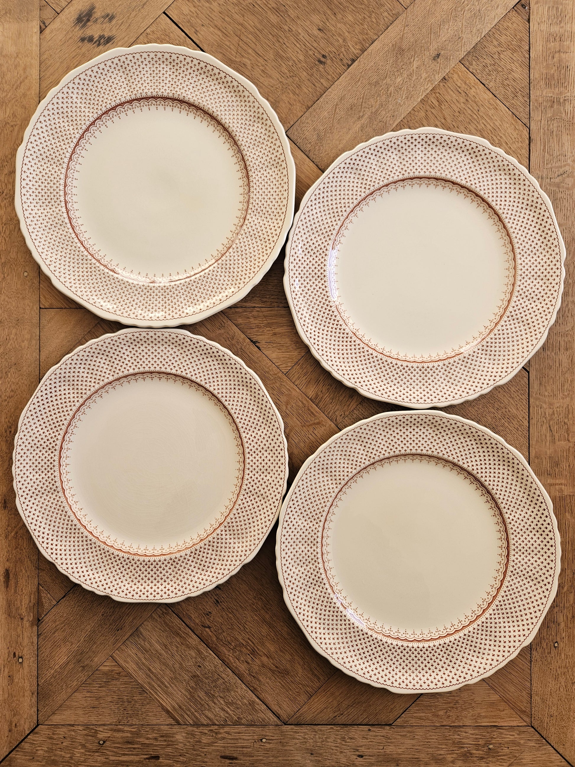 Lot de 4 assiettes plates vintage Mason’s, Ashlea.
Ironstone. Made in England.
Fond crème, décor marron / sépia. 