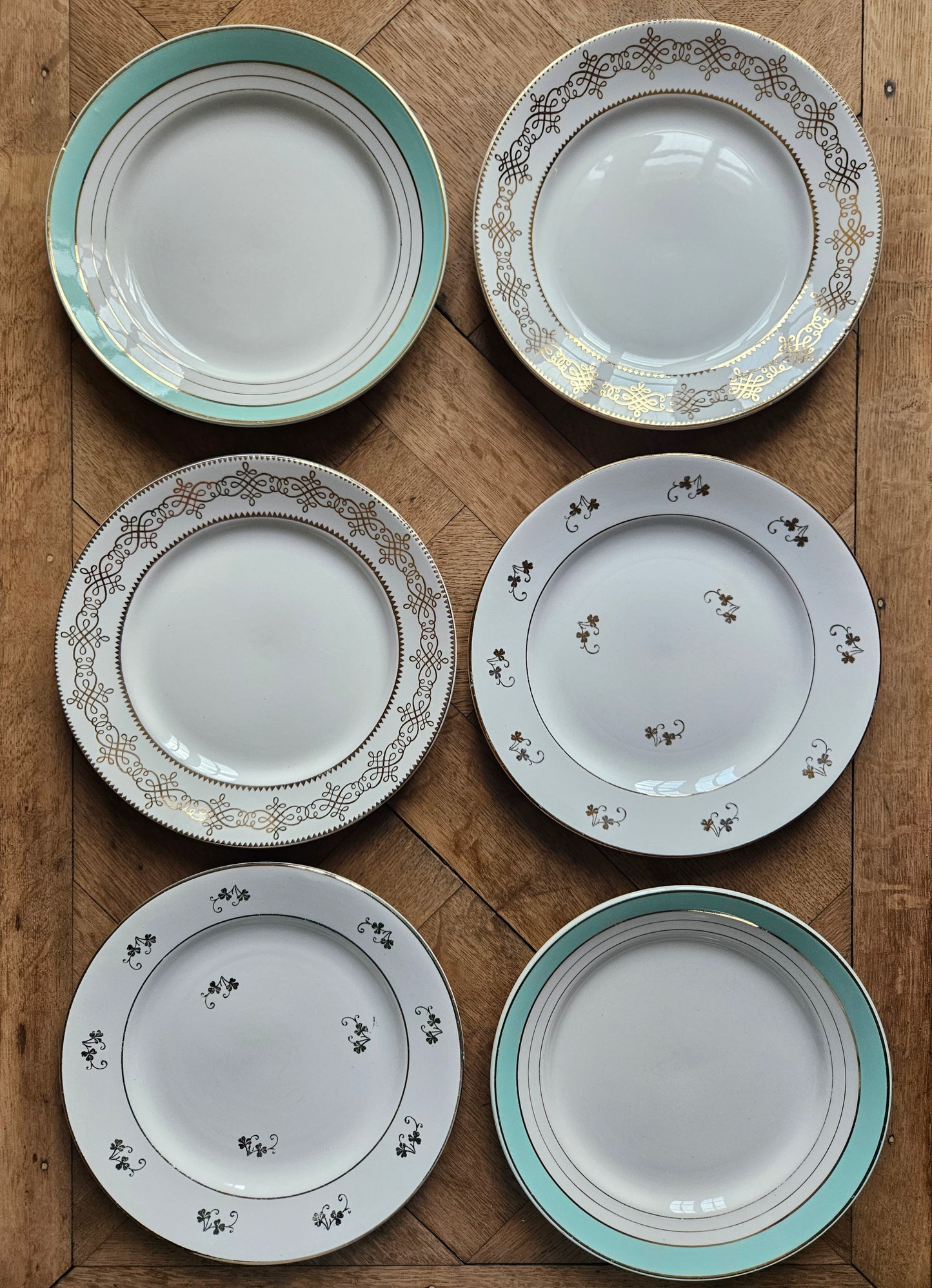 Assortiment dépareillé de 6 assiettes plates anciennes. Vert mint et dorure, style shabby chic. L’Amandinoise, K&G Lunéville. Mix and match.