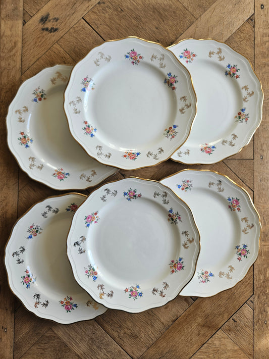 Lot de 6 assiettes plates anciennes L’Amandinoise. Décor de petites fleurs shabby chic.