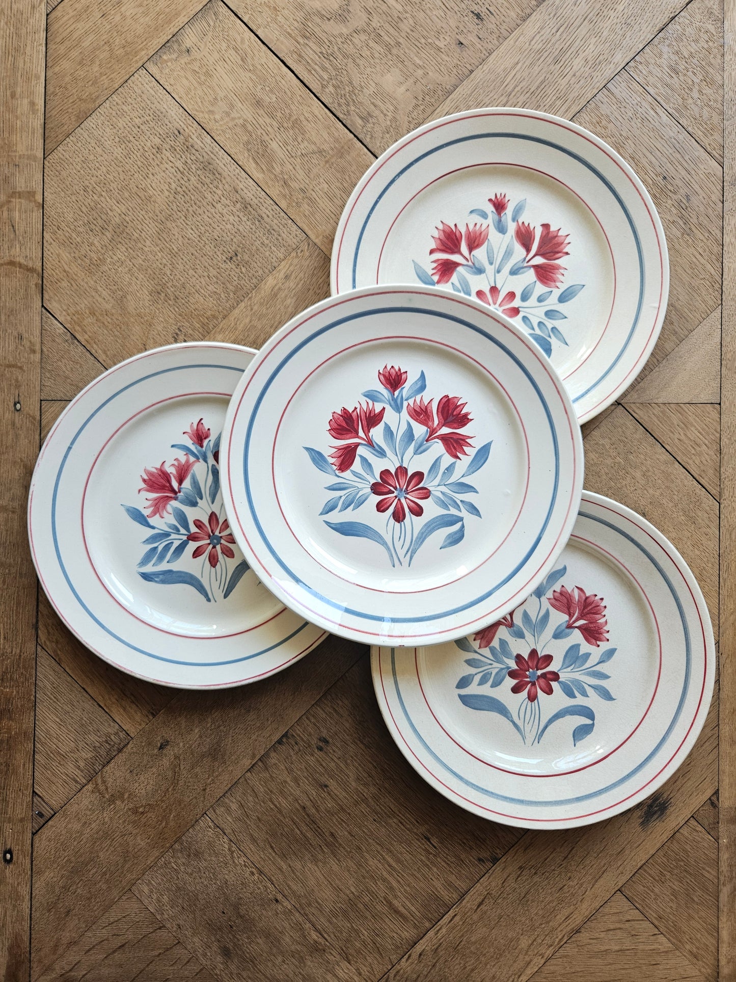 Lot de 4 assiettes plates anciennes manufactures Lunéville, modèle Herblay. Décor peint à la main.