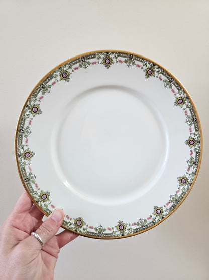 Assiette plate vintage en porcelaine de Limoges. Décor vert rose et doré.