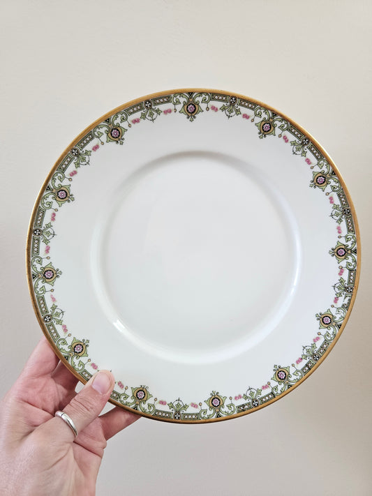 Assiette plate vintage en porcelaine de Limoges. Décor vert rose et doré.