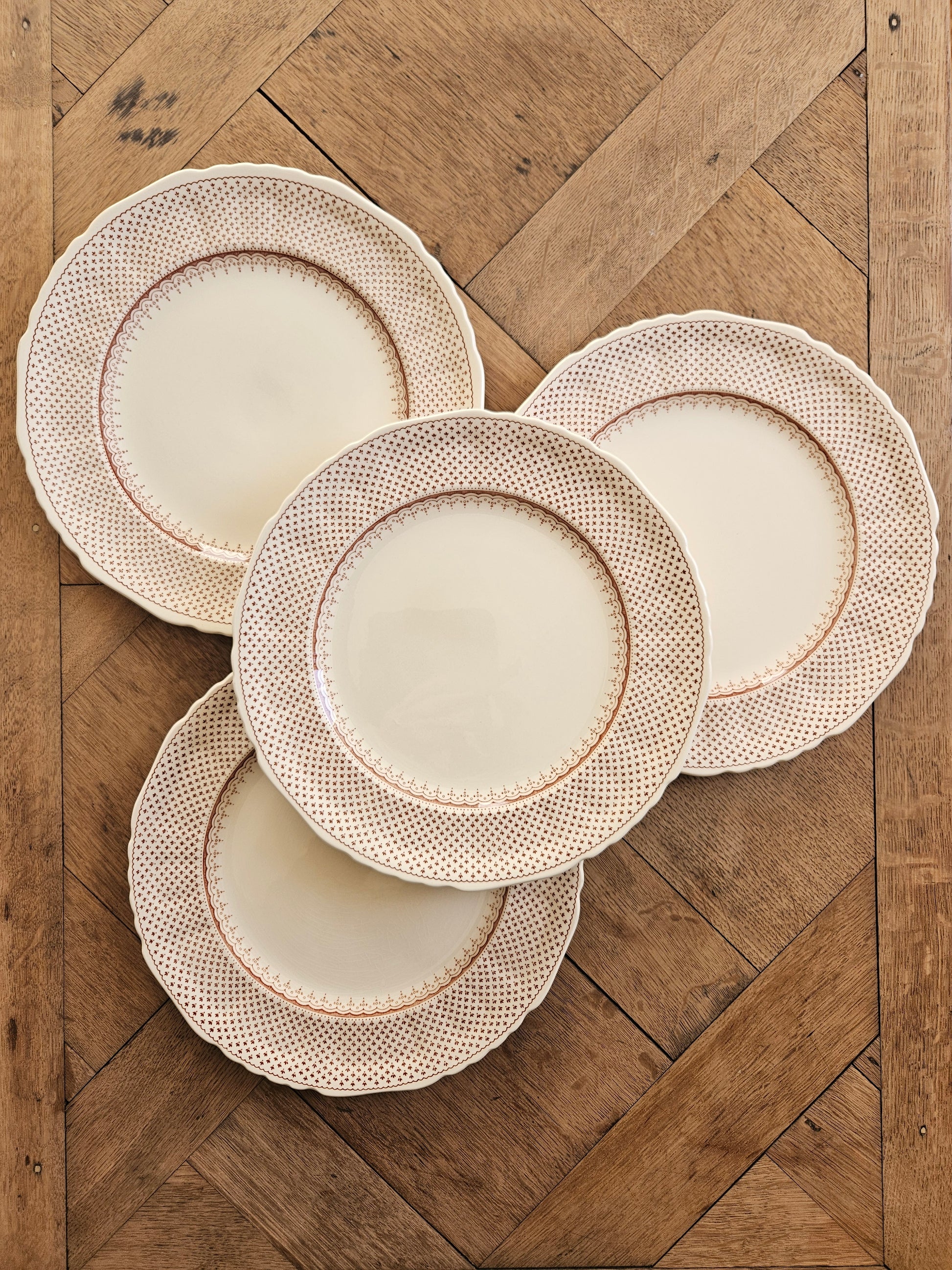 Lot de 4 assiettes plates vintage Mason’s, Ashlea.
Ironstone. Made in England.
Fond crème, décor marron / sépia. 