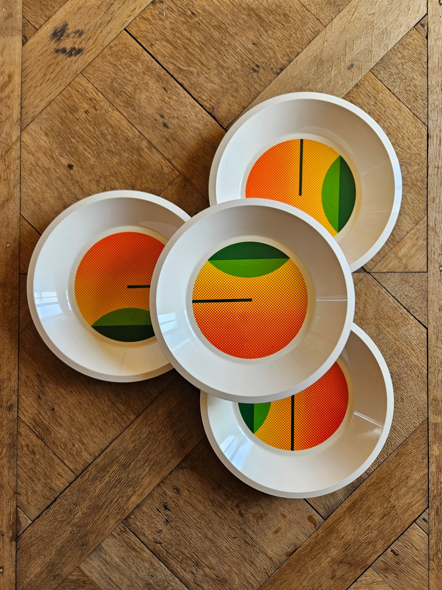 4 assiettes creuses vintage en mélamine. Décor géométrique 70’s plein de pep’s. Made in Italy. Melamina style. Pour camping rétro ou pique nique vintage.