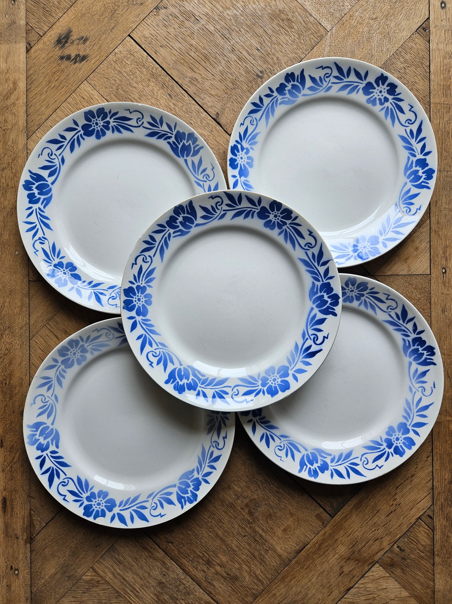 Lot 5 assiettes plates anciennes Moulin des Loups Orchies. Décor fleurs bleues.
