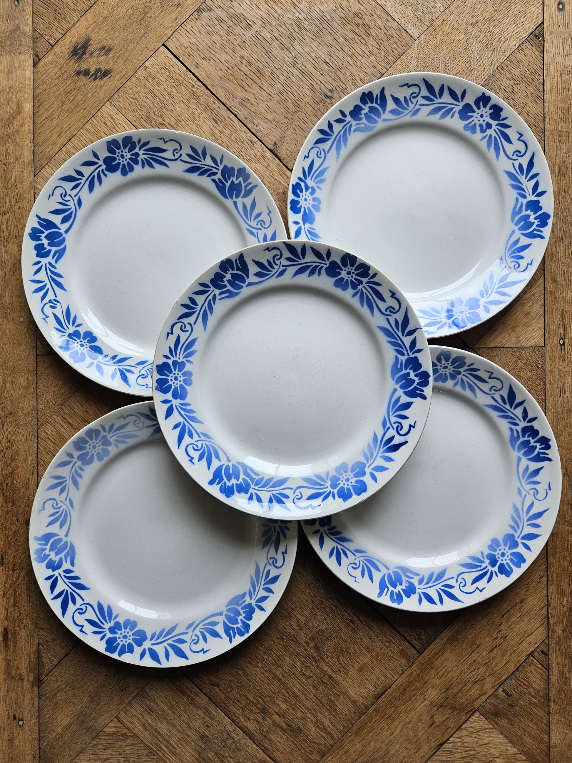 Lot 5 assiettes plates anciennes Moulin des Loups Orchies. Décor fleurs bleues.