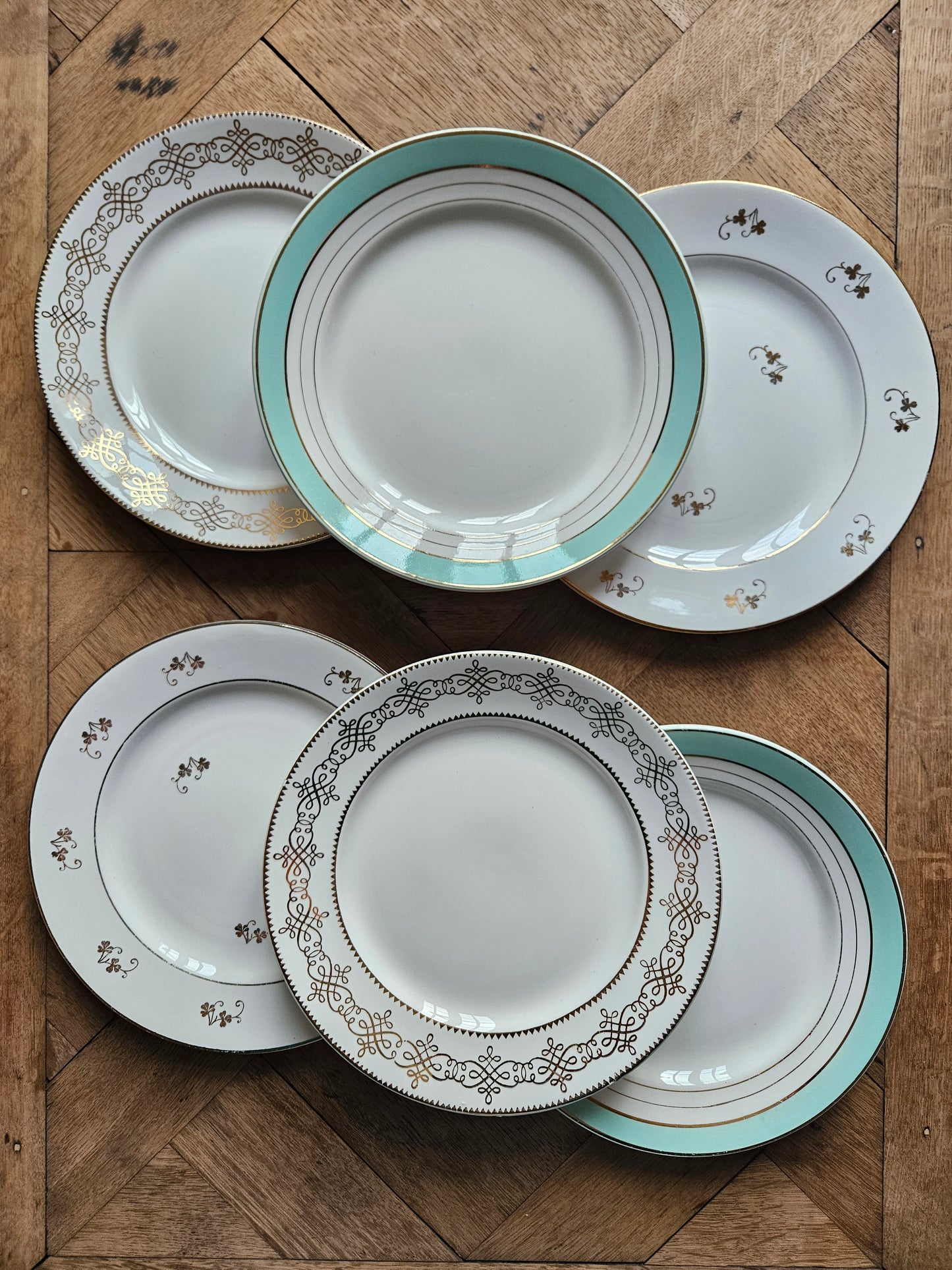 Assortiment dépareillé de 6 assiettes plates anciennes. Vert mint et dorure, style shabby chic. L’Amandinoise, K&G Lunéville. Mix and match.