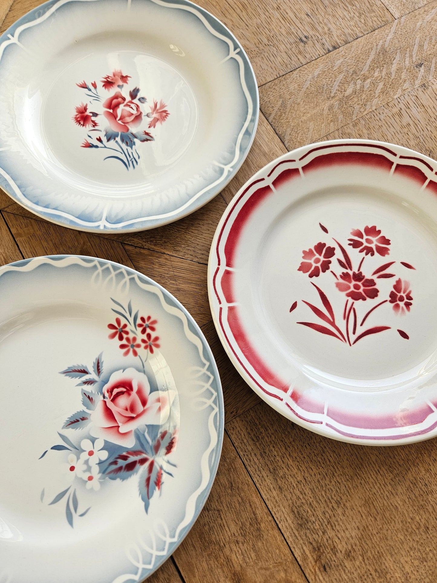 Assortiment de 3 modèles d’assiettes plates vintage.
Décors rouges et bleus. Digoin, Olga et Nina Rosa.Fenal Badonviller aux fleurs rouges.