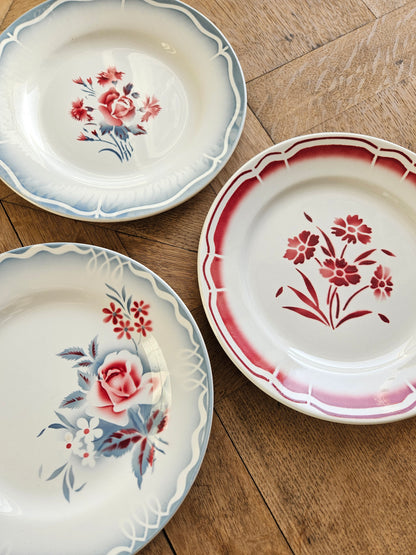 Assortiment de 3 modèles d’assiettes plates vintage.
Décors rouges et bleus. Digoin, Olga et Nina Rosa.Fenal Badonviller aux fleurs rouges.