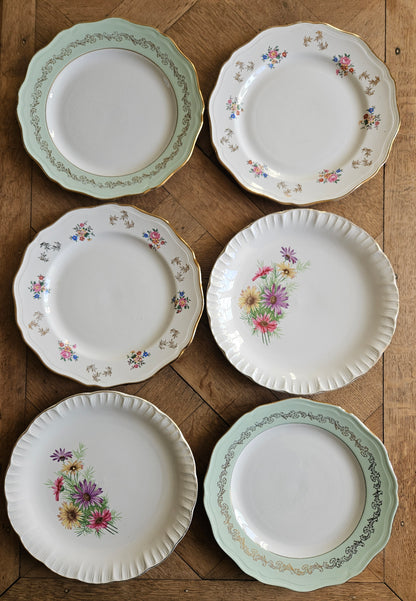 Assortiment de 6 assiettes plates vintage dépareillées. 
Liseré vert mint, fleurs et dorure. Style shabby chic. L’Amandinoise 1080, L’Amandinoise 9708
et Digoin Roméo.