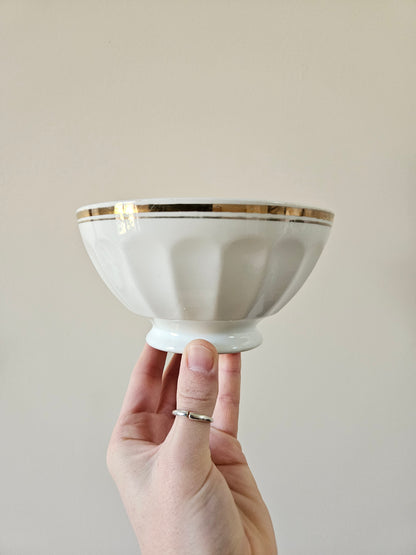 Bol à facettes vintage au liseré doré.