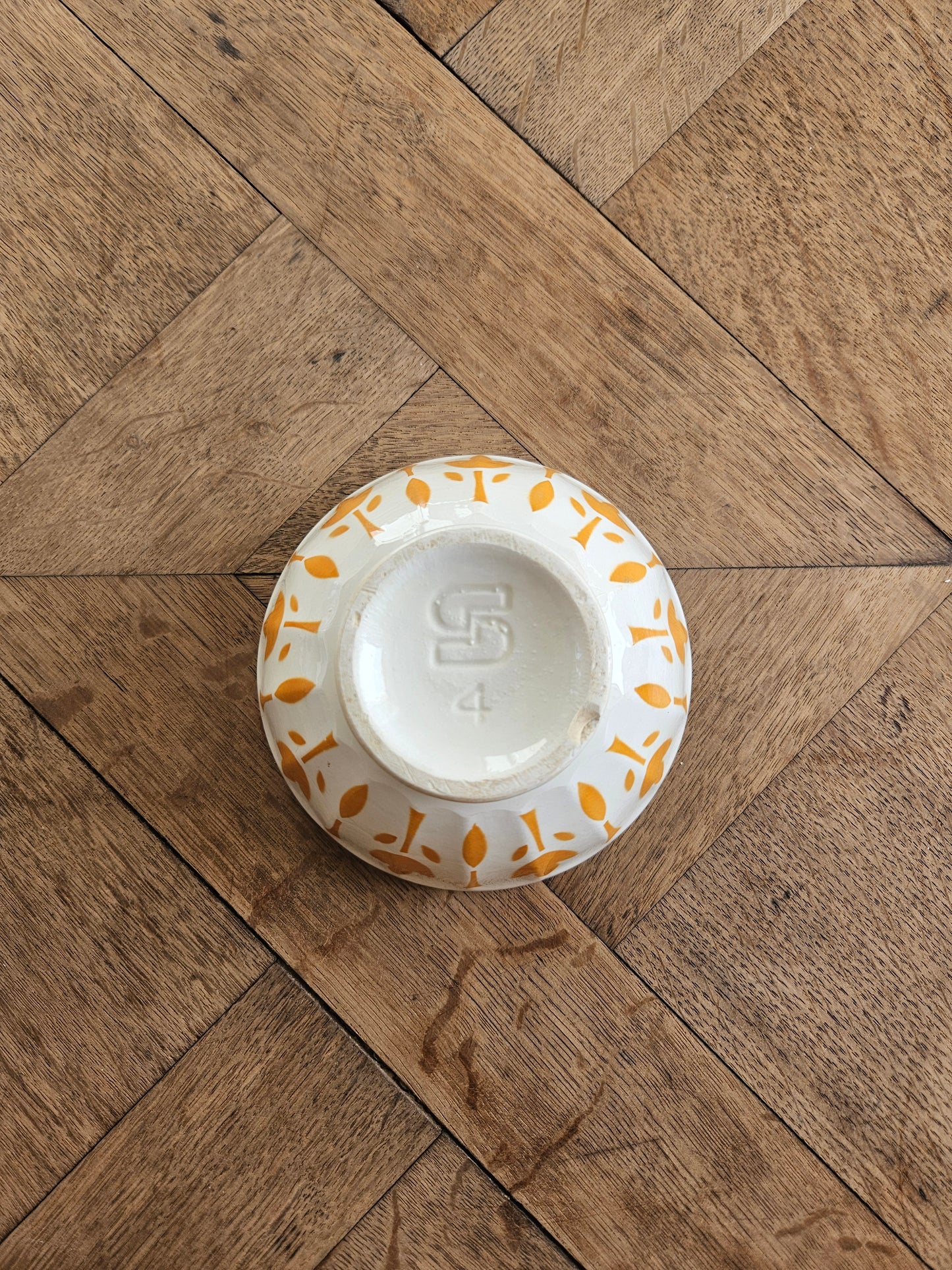 Bol à facettes ancien Sarreguemines, décor fleurs jaunes. Taille 4.