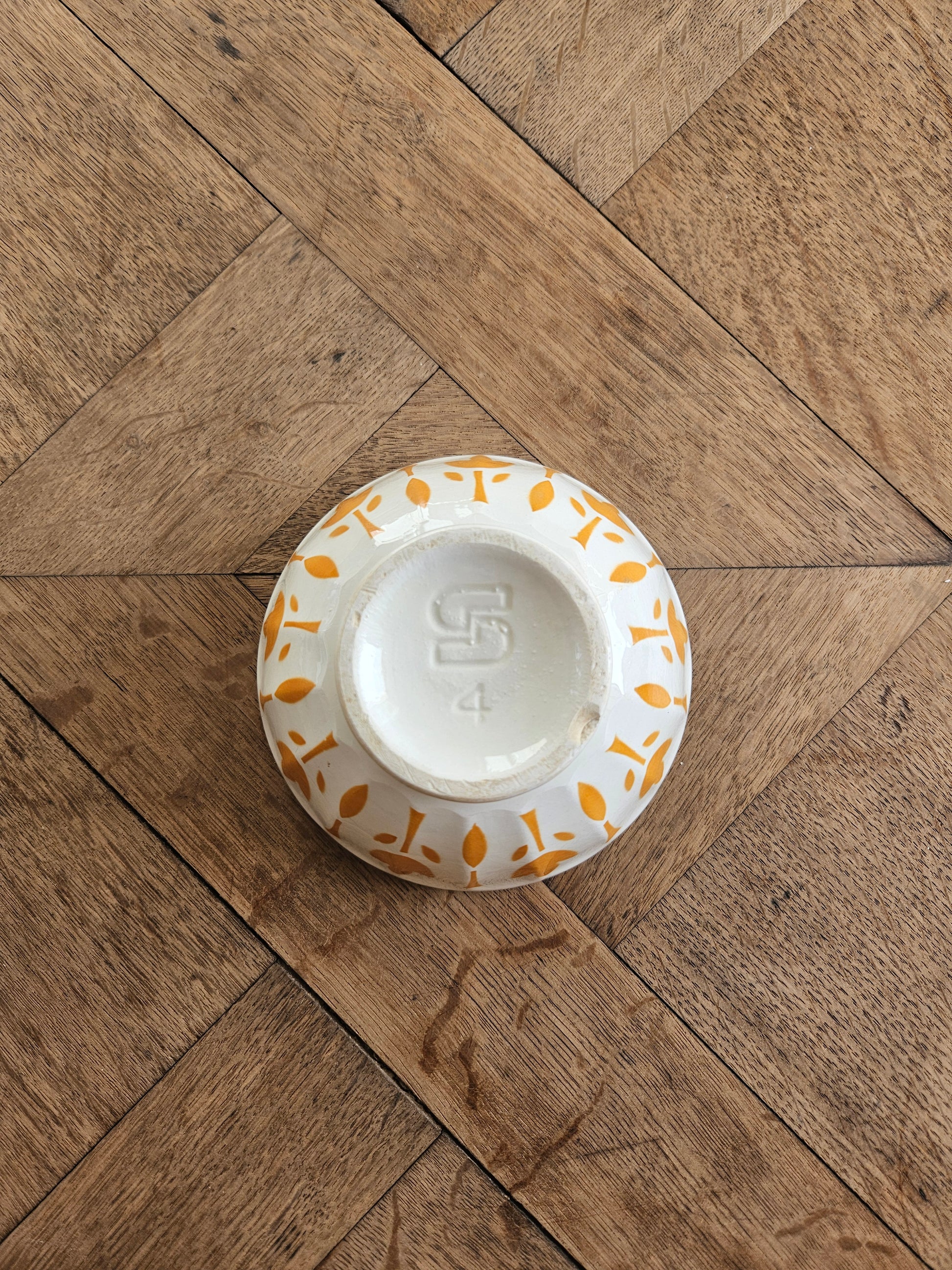 Bol à facettes ancien Sarreguemines, décor fleurs jaunes. Taille 4.