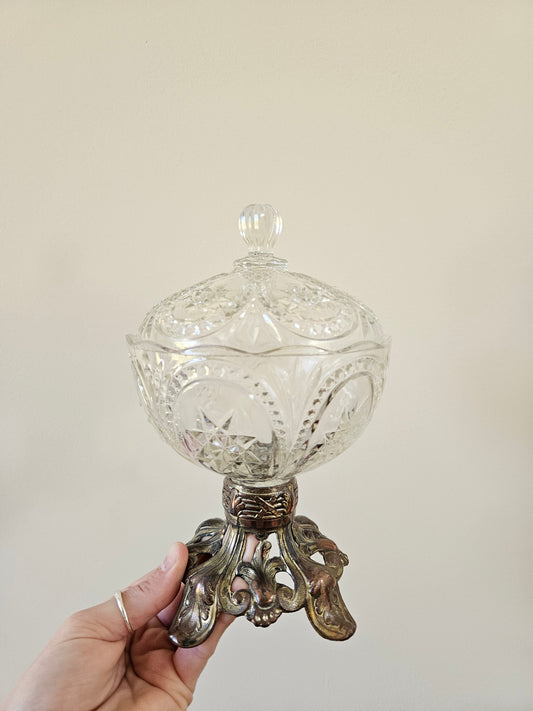 Sucrier ancien en verre taillé sur pied métallique 