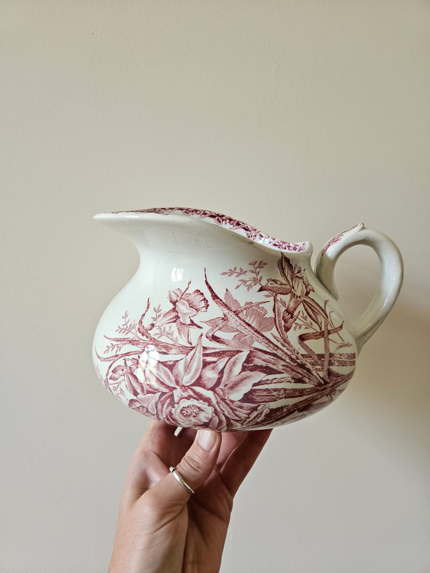 Broc ancien forme joufflu. St amand modèle jonquille. Terre de fer décor rose.