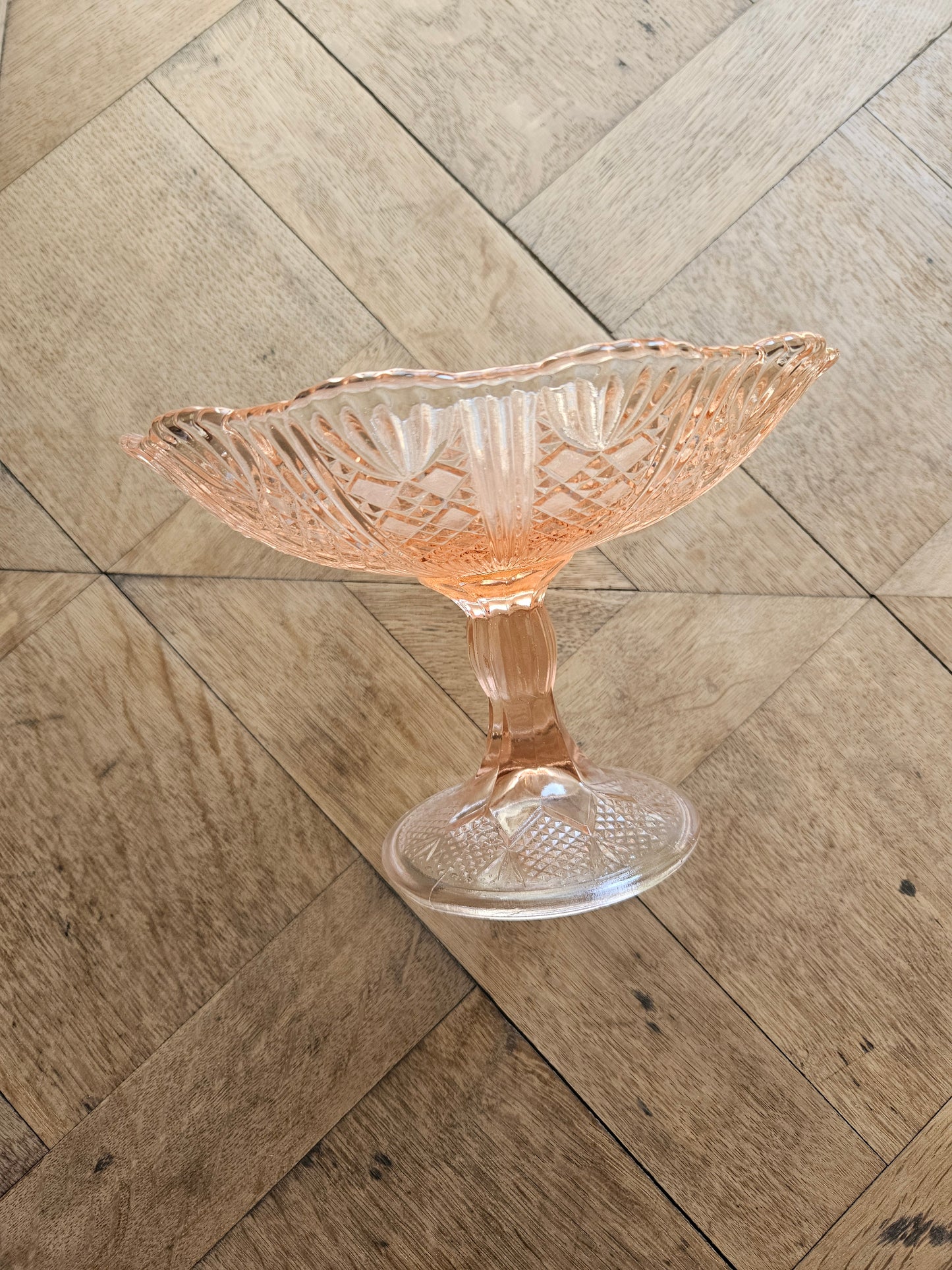 Coupe sur pied en cristal rose