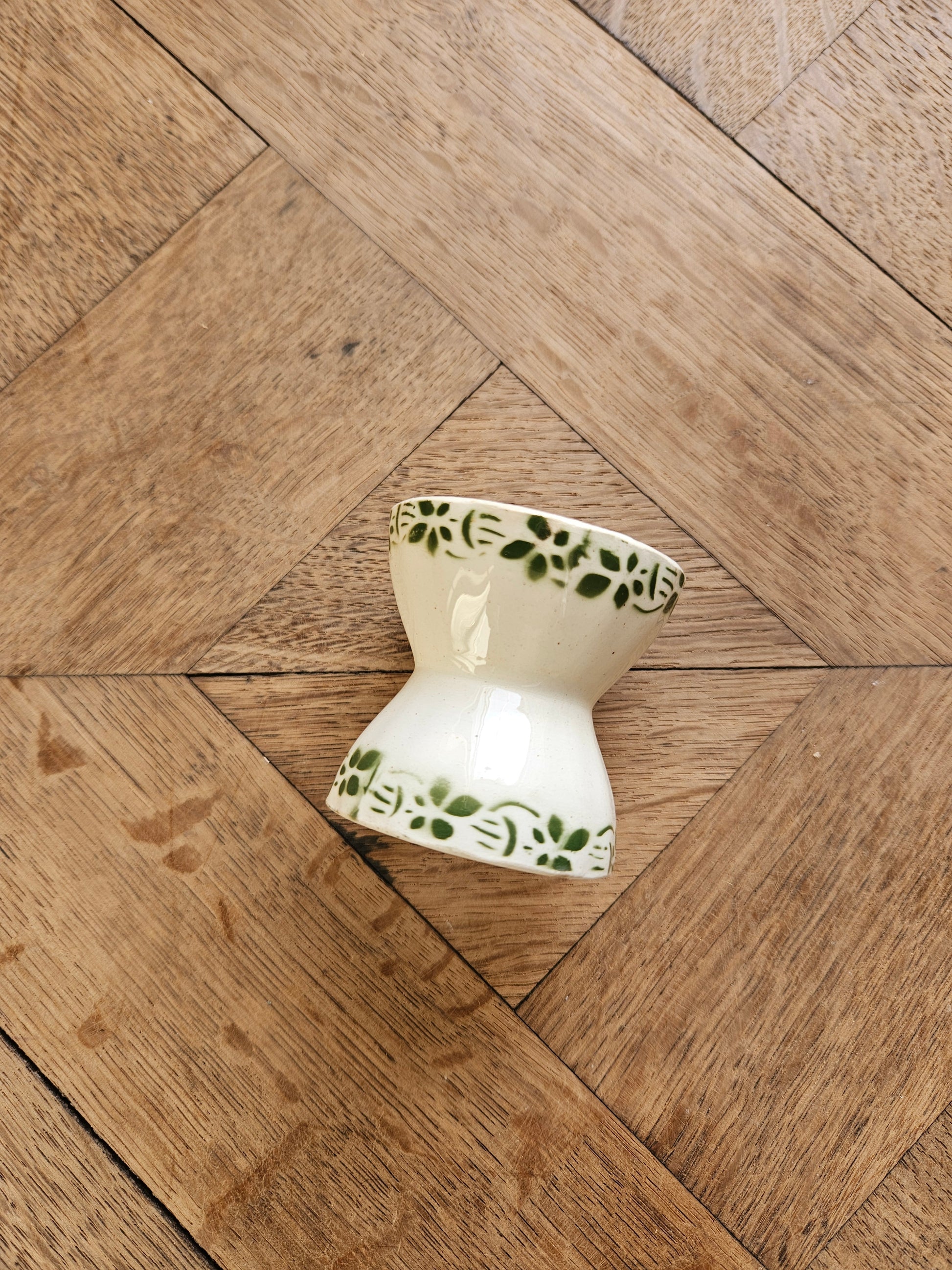 Coquetier diabolo ancien en terre de fer. Décor vert.